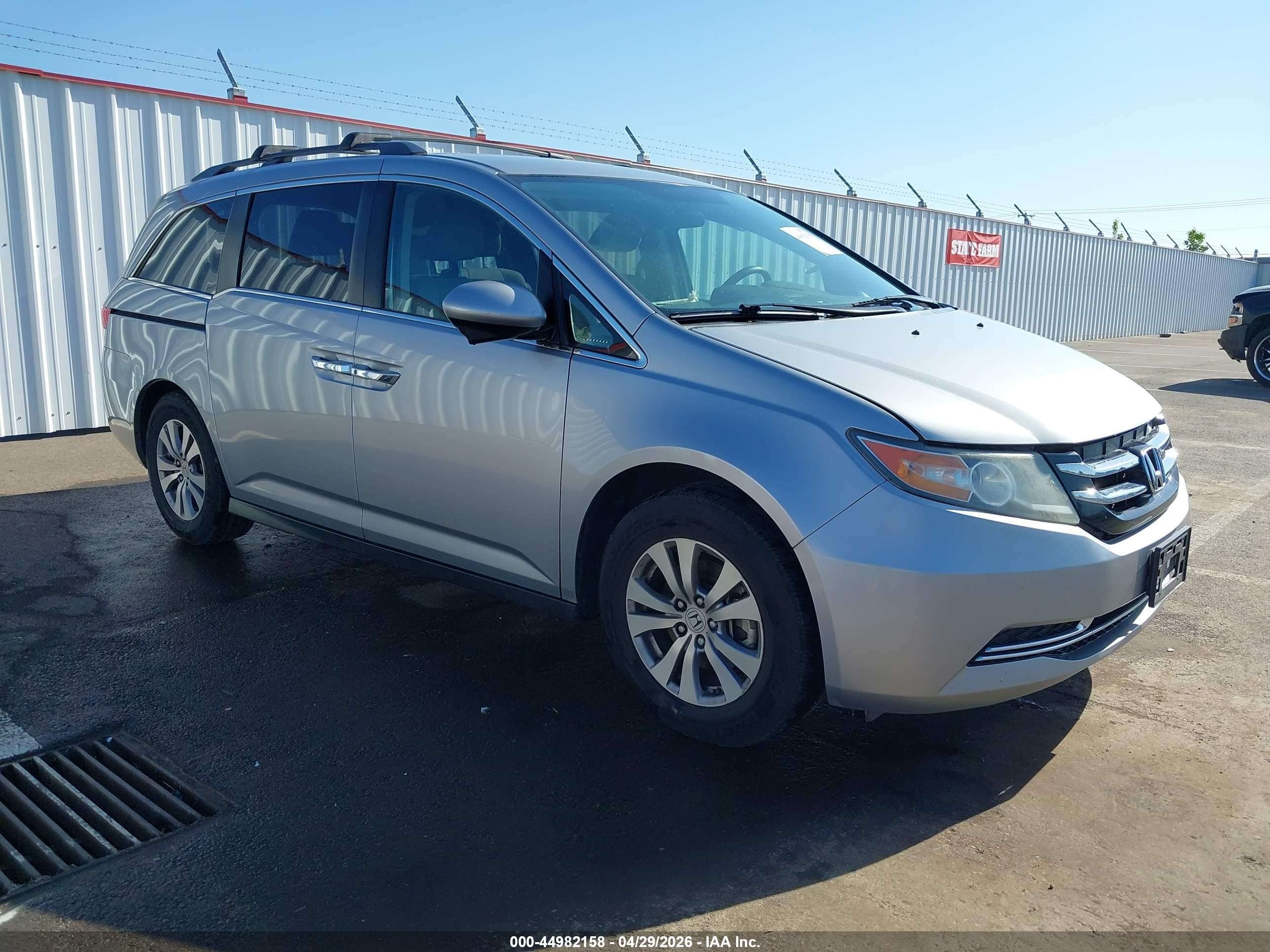 2017 Honda Odyssey SE, VIN 5FNRL5H33HB022839 — Front end