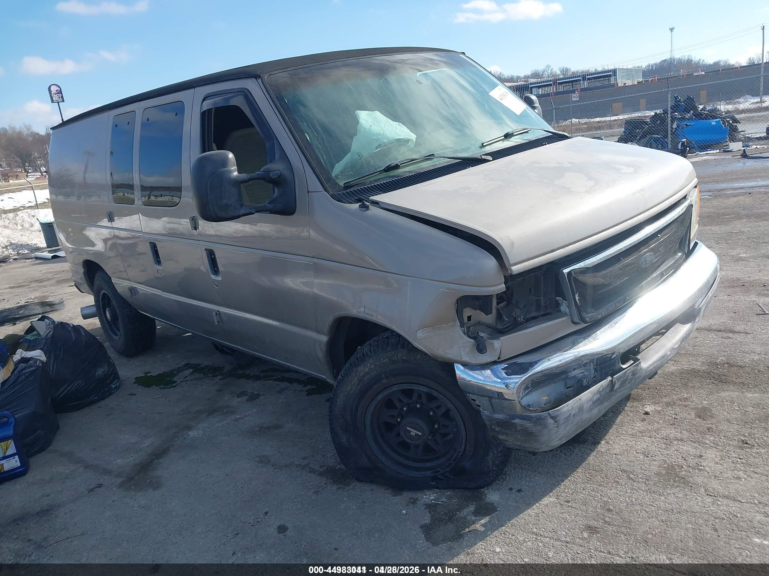 2003 Ford E-350, VIN 1FDSE34F83HB31267 — Front end