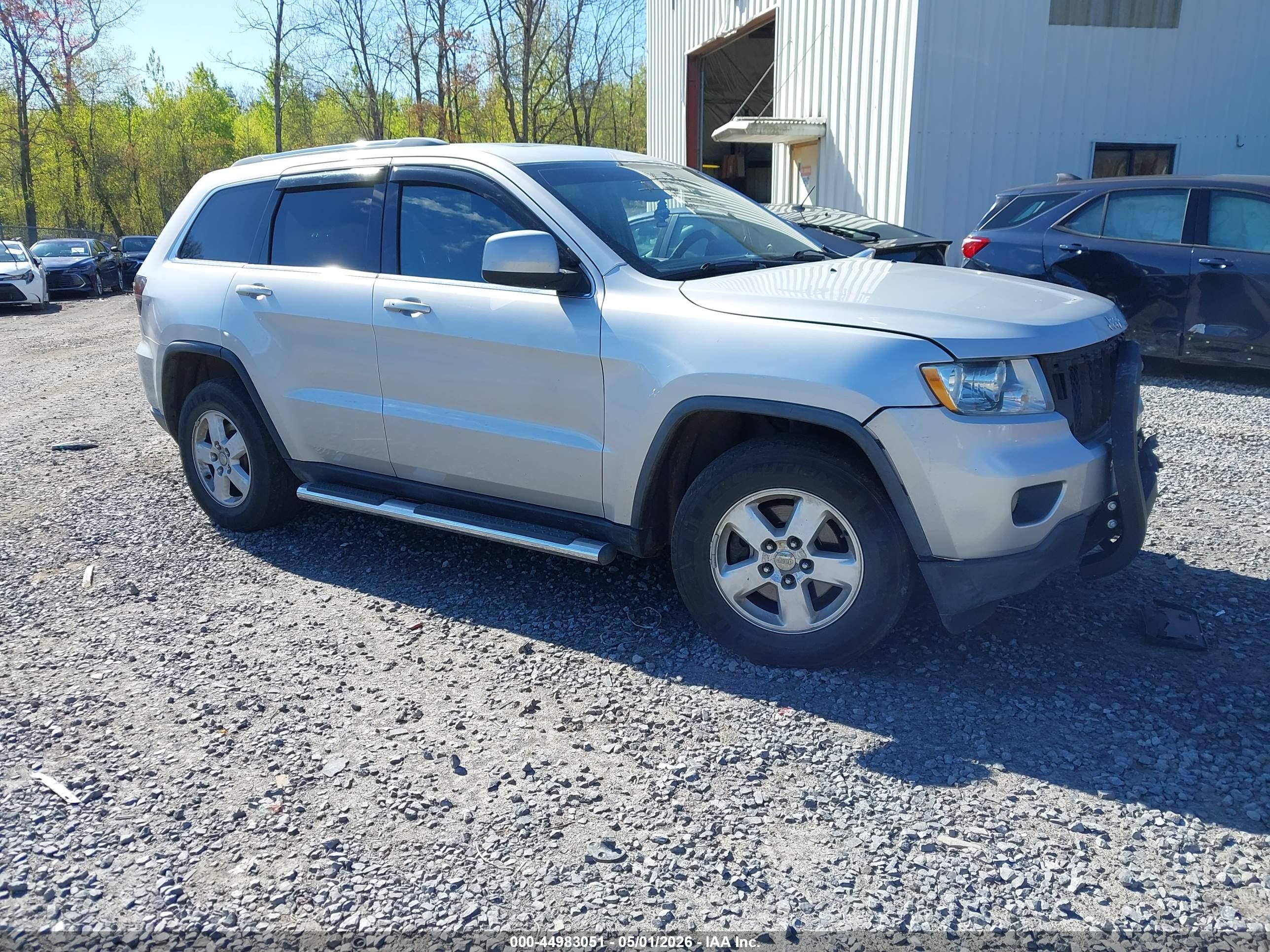 2011 Jeep Grand Cherokee Laredo, VIN 1J4RR4GT1BC647183 — Front end