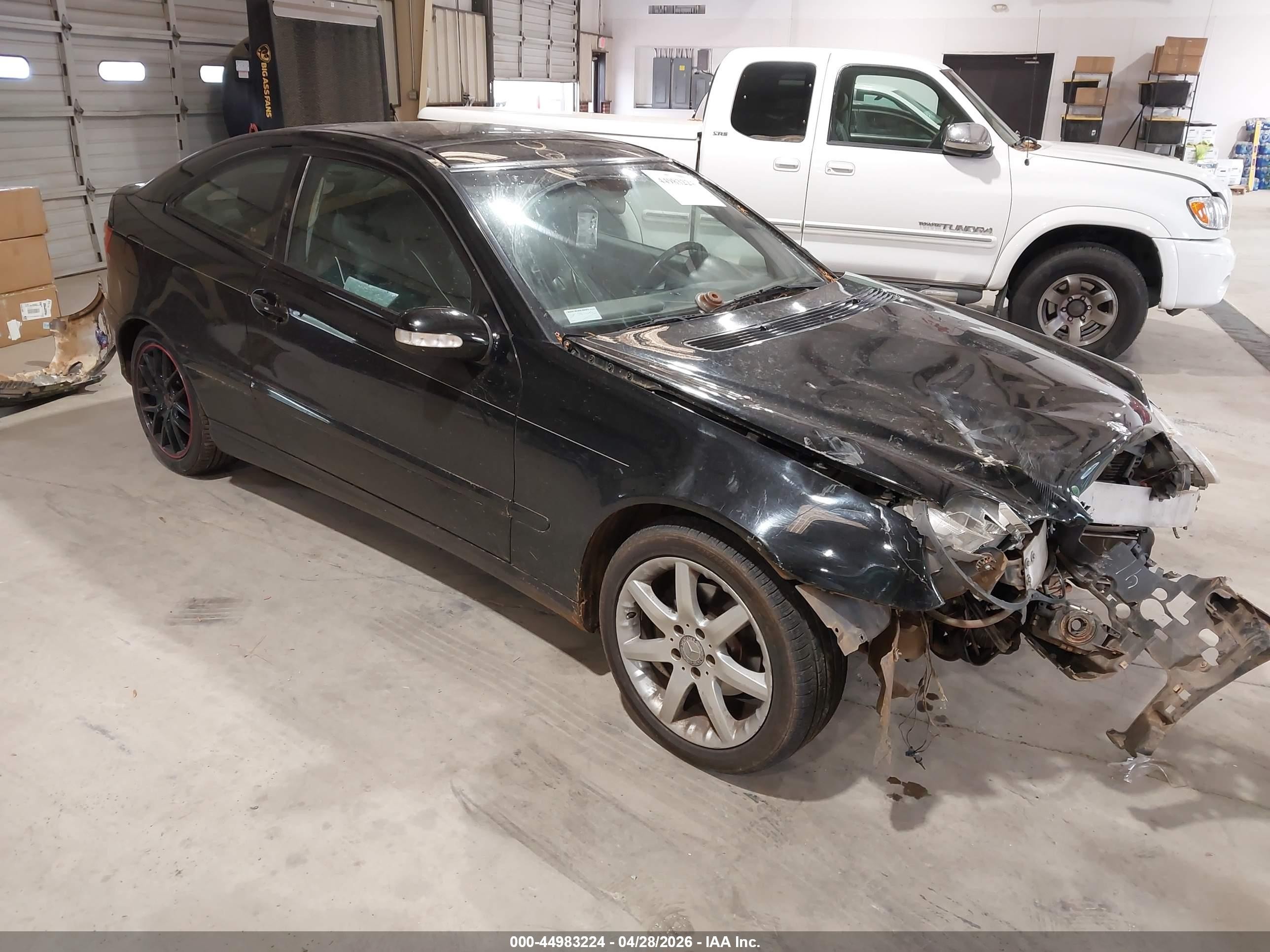 2002 Mercedes-Benz C 230/260/280/320, VIN WDBRN47J22A391405 — Front end