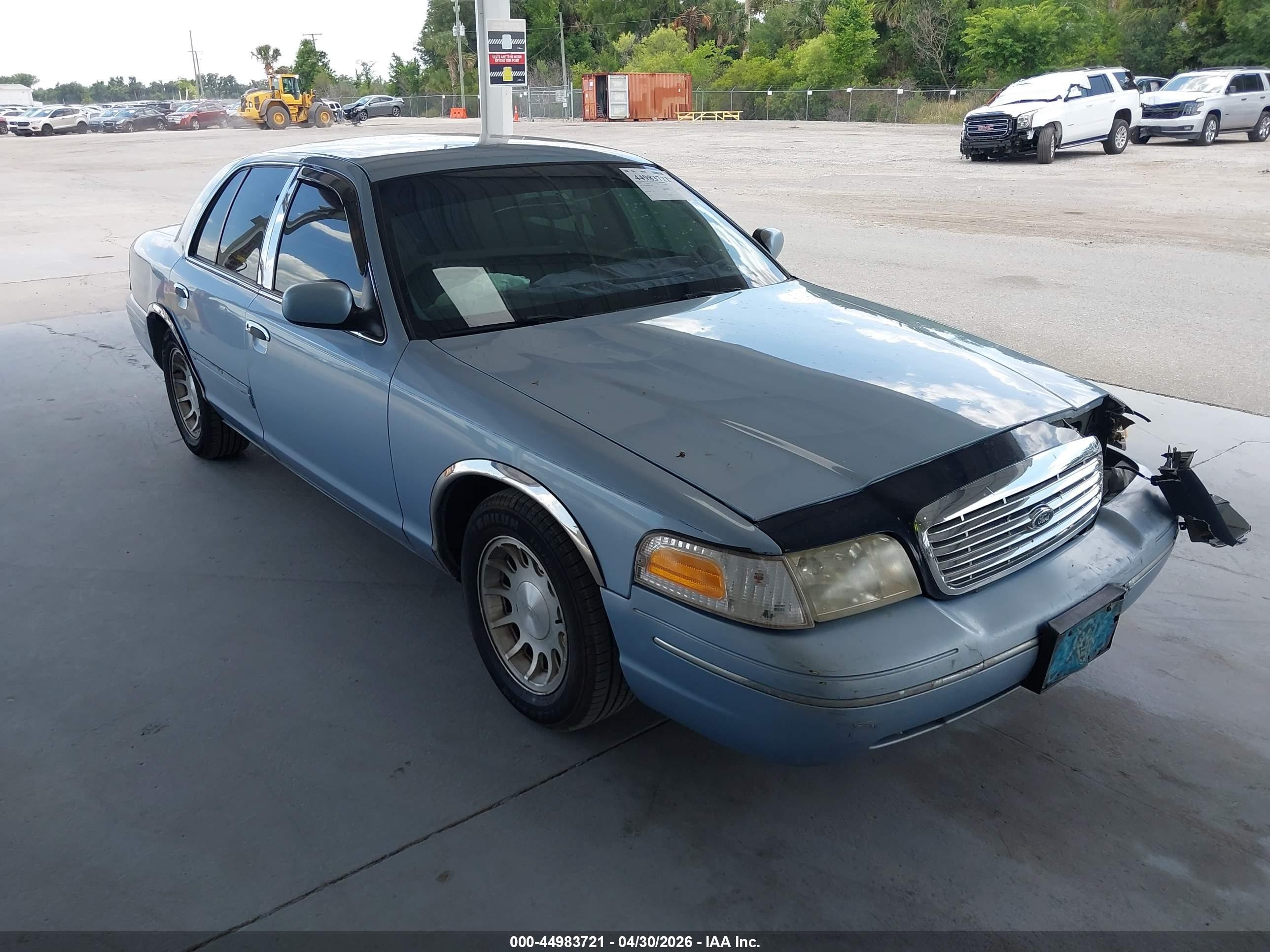1999 Ford Crown Victoria LX, VIN 2FAFP74W4XX225603 — Front end