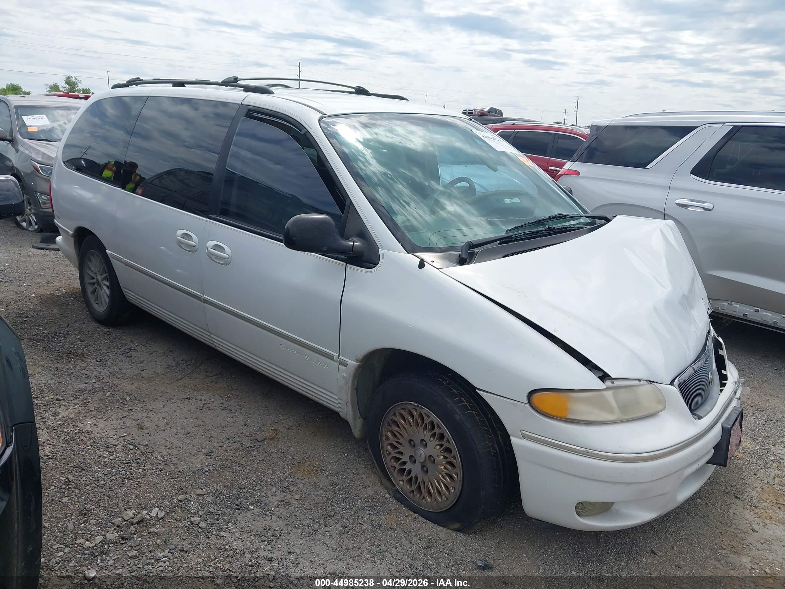 1997 Chrysler Town & Country LXi, VIN 1C4GP64L5VB470814 — Front end