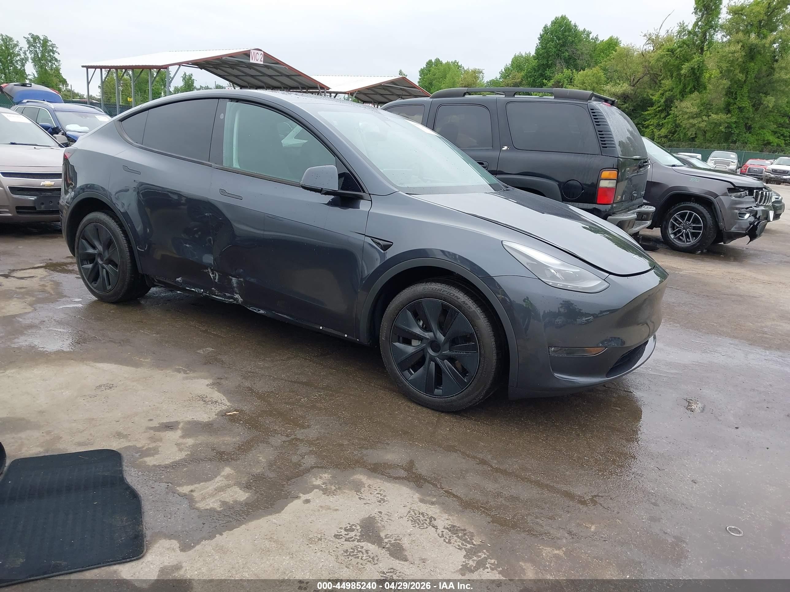 2024 Tesla Model Y Long Range, VIN 7SAYGDEE0RA302056 — Side