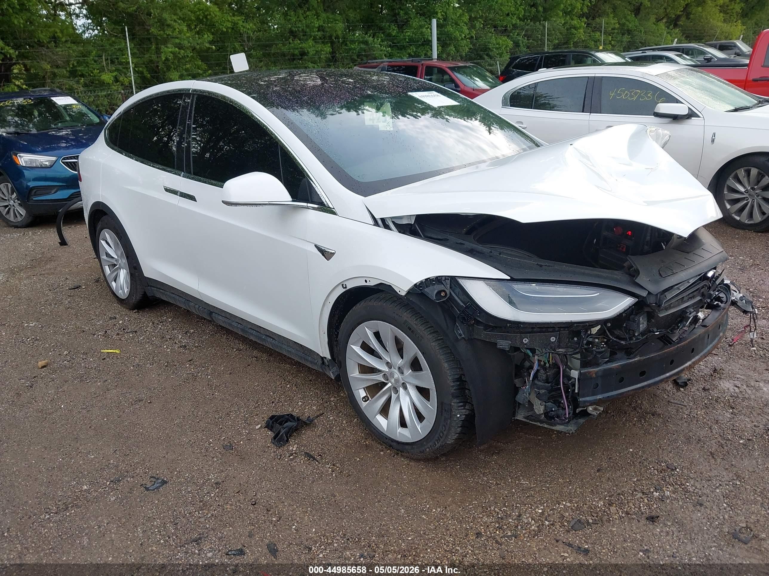 2019 Tesla Model X 75D, VIN 5YJXCDE22KF185678 — Front end