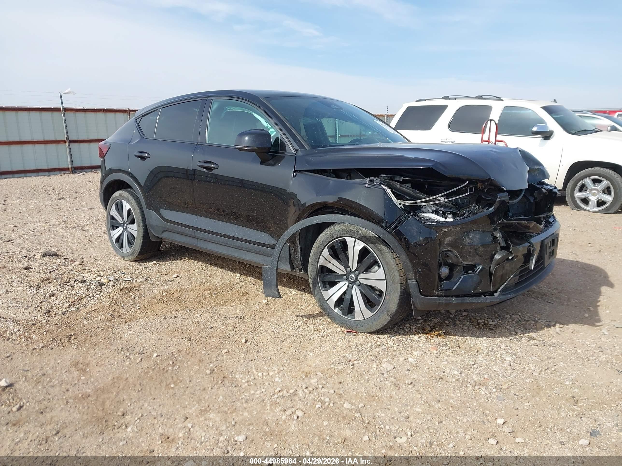 2023 Volvo C40 Plus, VIN YV4ED3GL9P2035823 — Перед