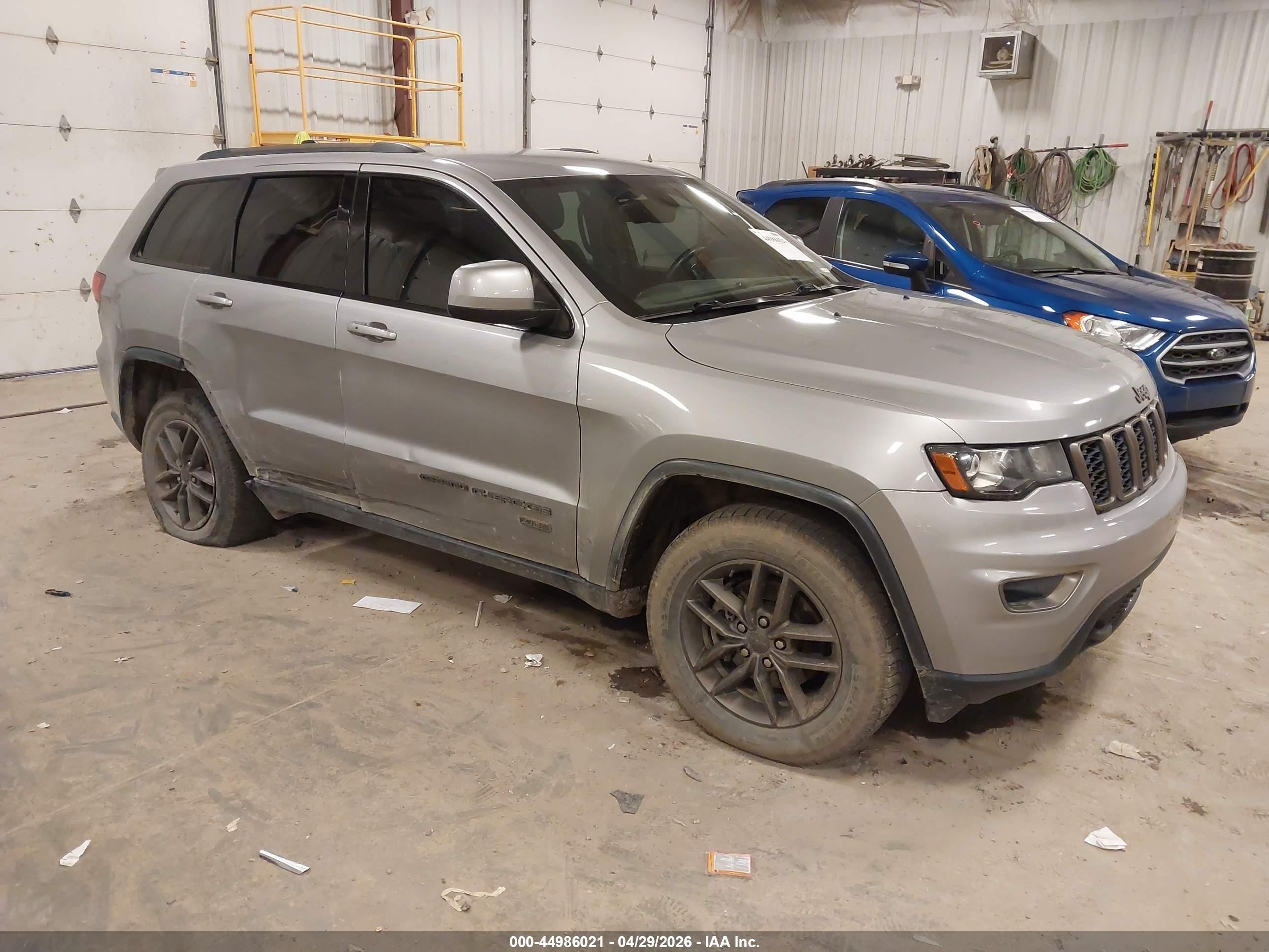 2016 Jeep Grand Cherokee Laredo, VIN 1C4RJFAGXGC494380 — Бок