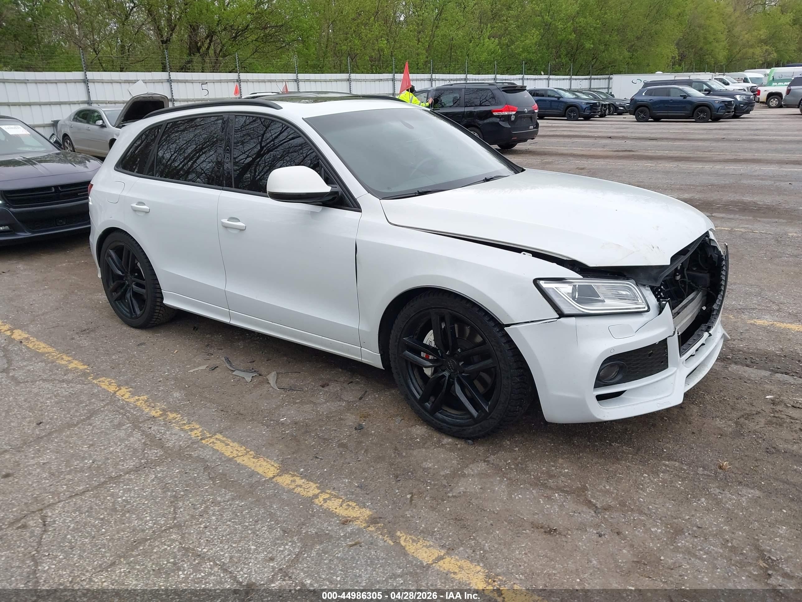 2015 Audi SQ5 Premium Plus, VIN WA1CGAFP0FA133034 — Front end