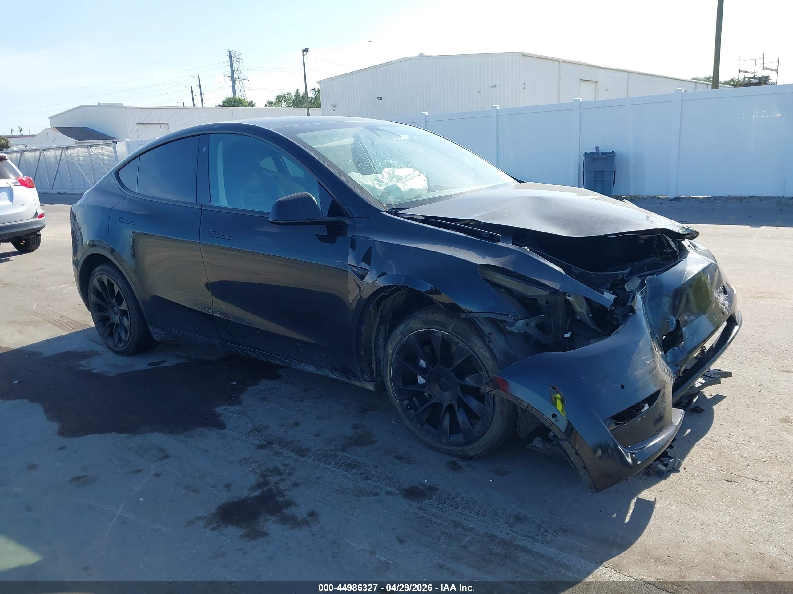 2022 Tesla Model Y Long Range, VIN 7SAYGDEE7NF386972 — Front end