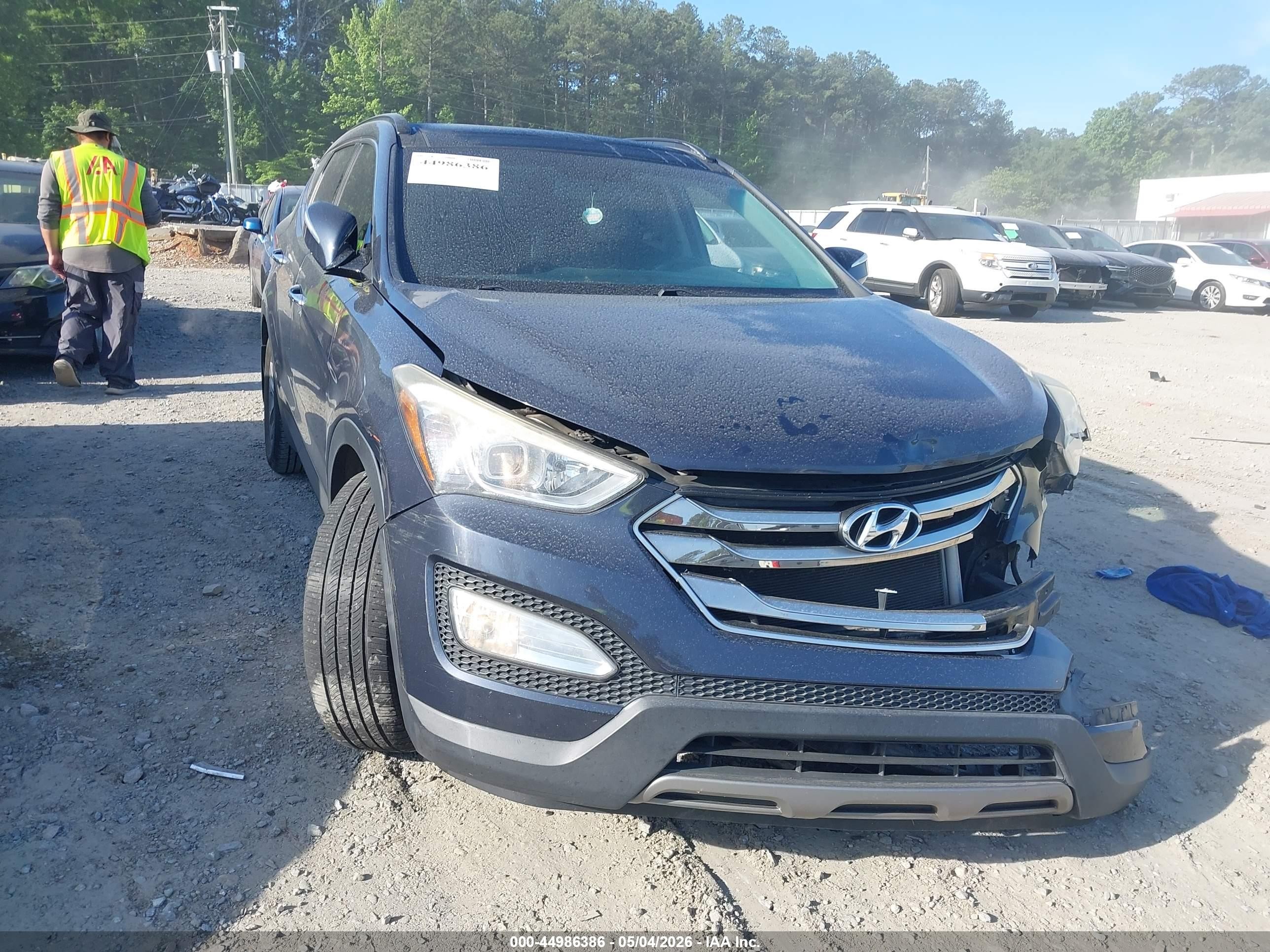 2016 Hyundai Santa Fe, VIN 5XYZU3LB1GG365883 — Front end