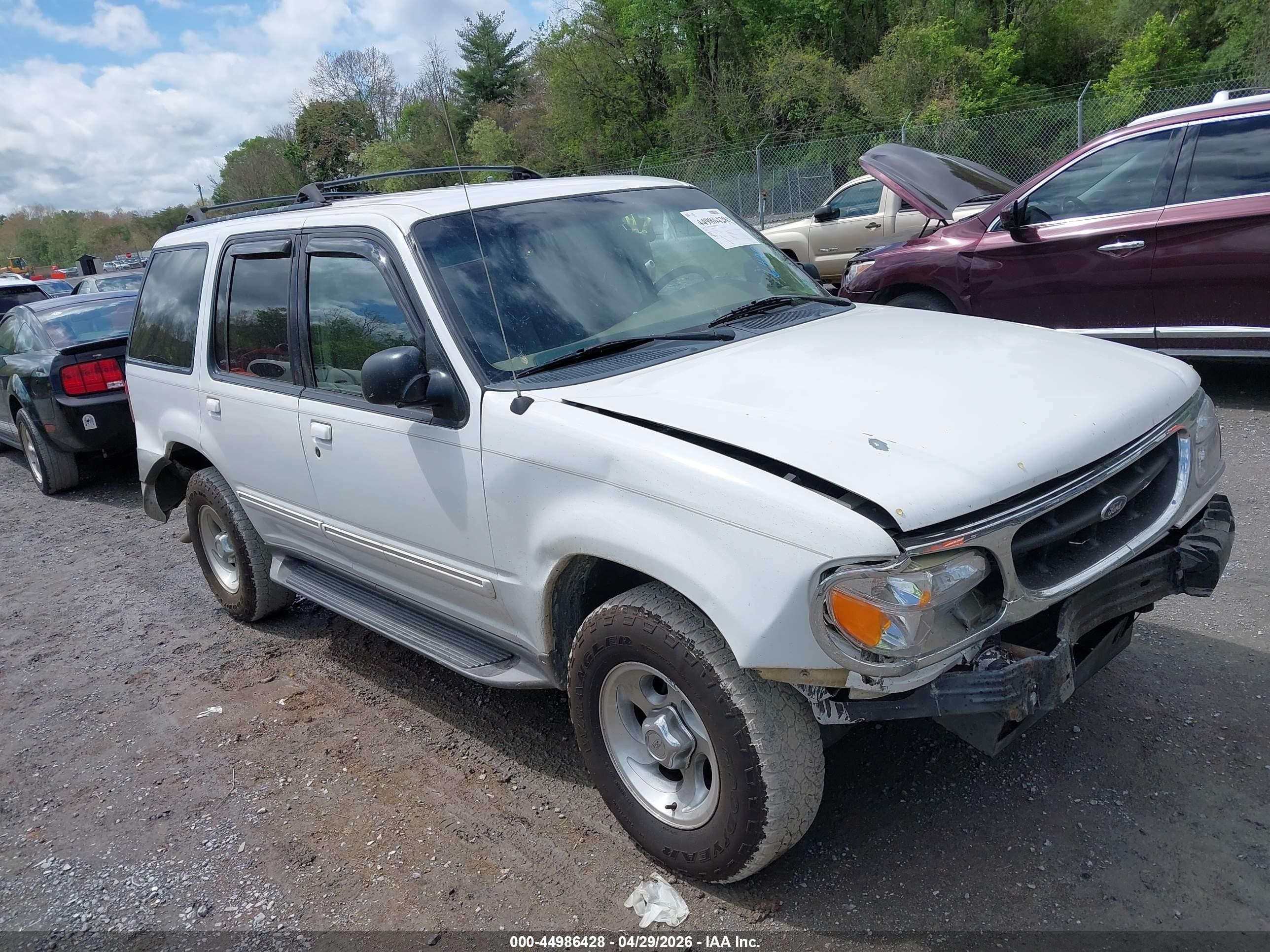 2001 Ford Explorer XLT, VIN 1FMZU73E21ZA30444 — Front end