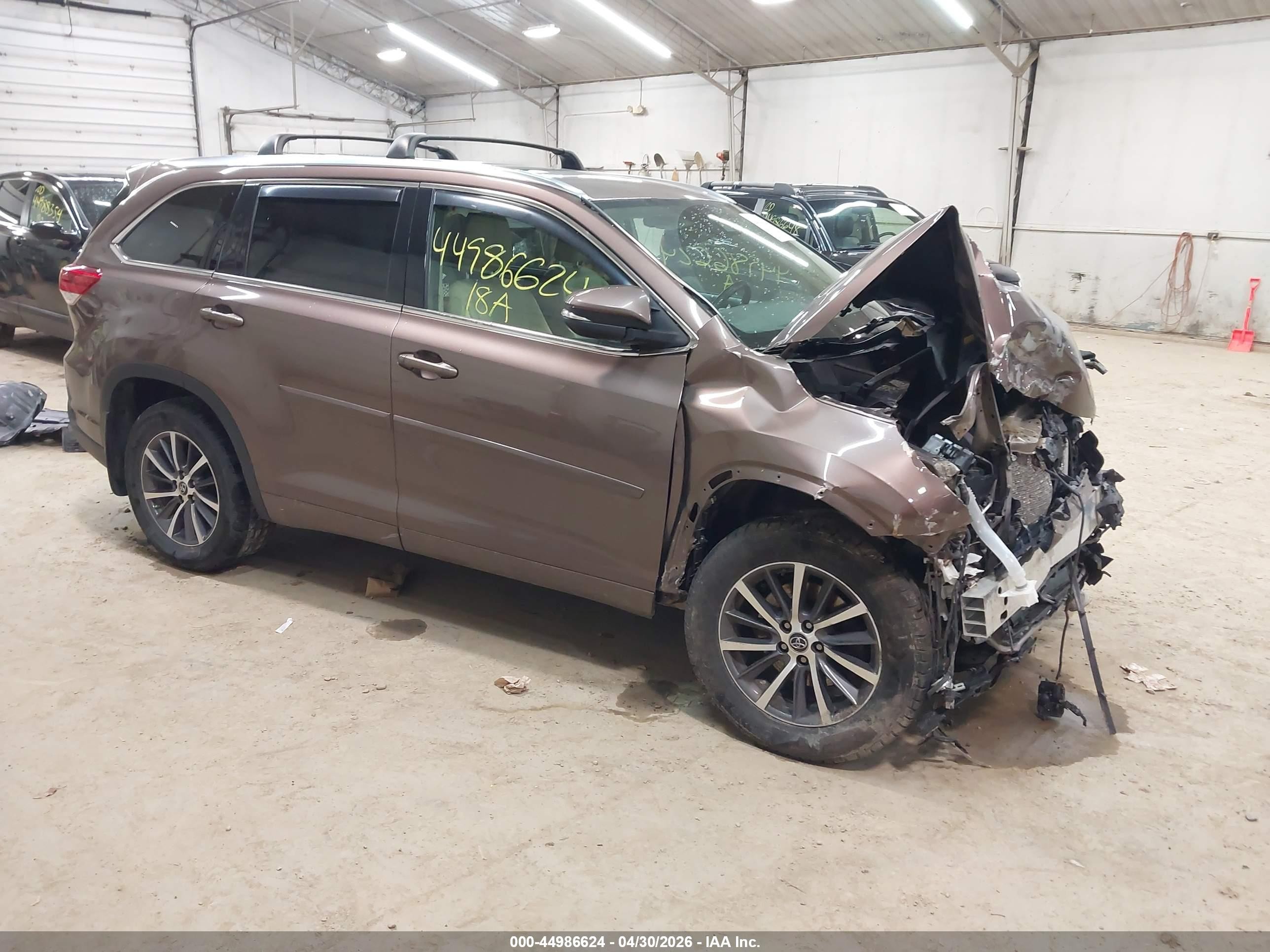 2018 Toyota Highlander XLE, VIN 5TDJZRFH2JS840372 — Front end