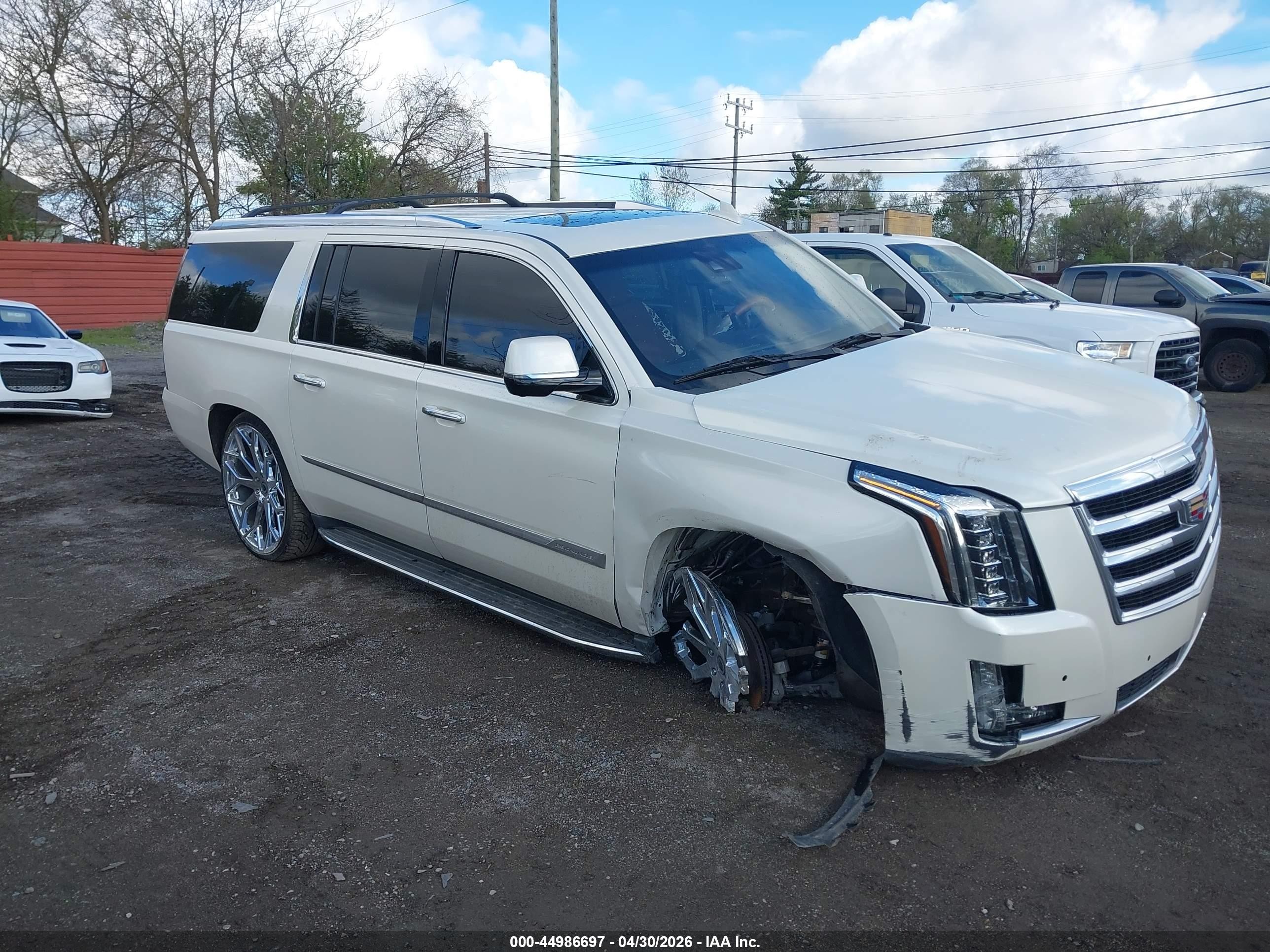 2015 Cadillac Escalade ESV Premium, VIN 1GYS4TKJ2FR719835 — Front end