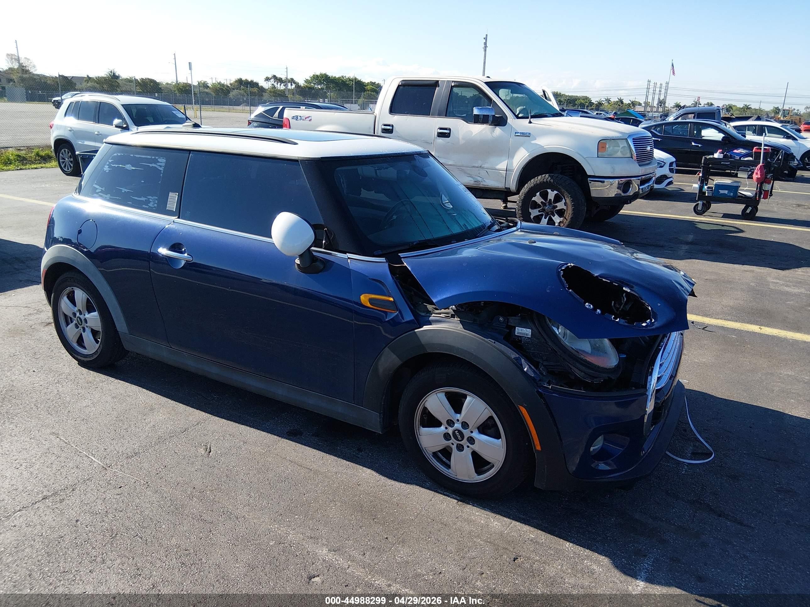 2015 MINI Hardtop, VIN WMWXM5C59FT941975 — Перед
