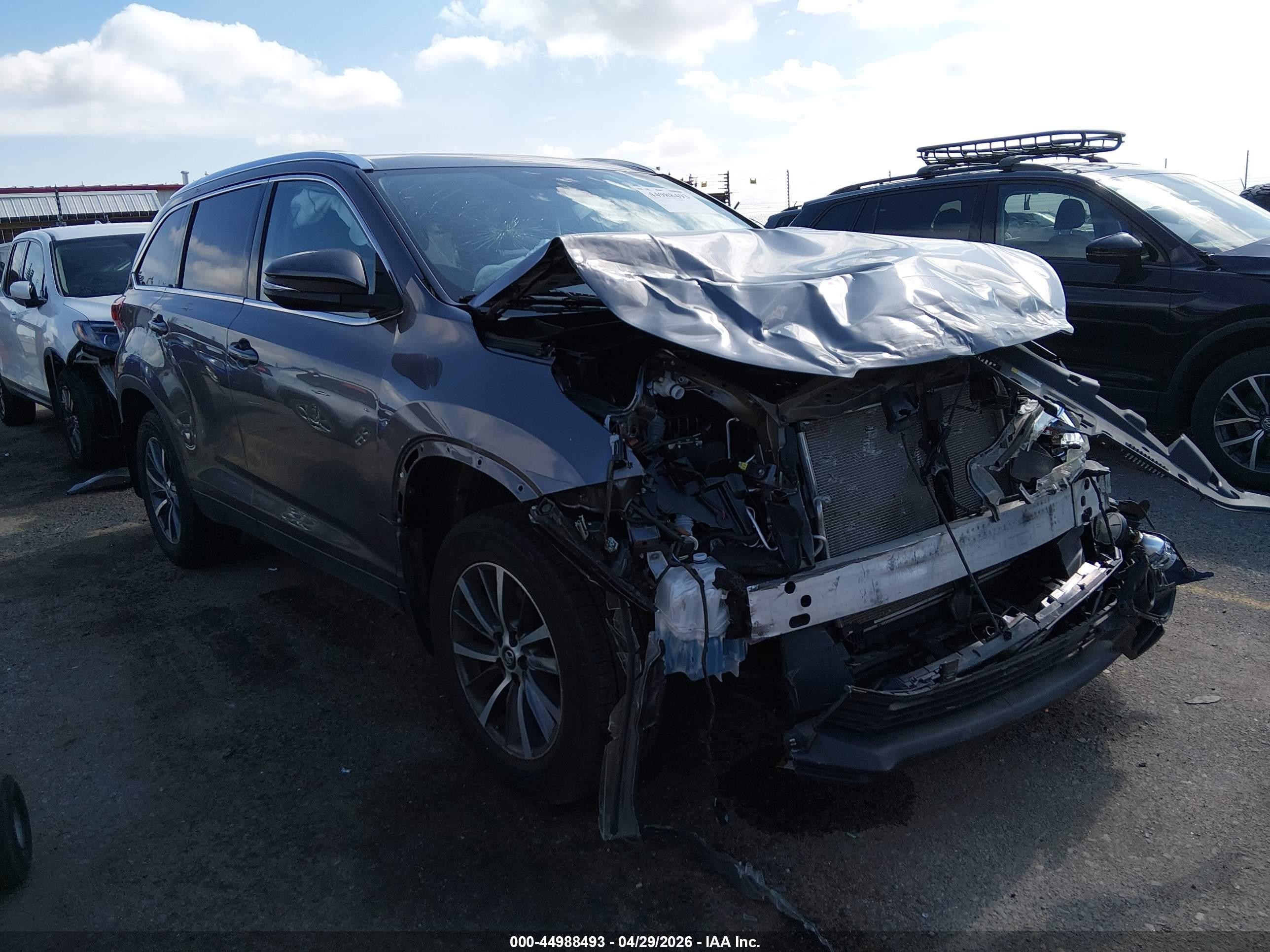 2019 Toyota Highlander XLE, VIN 5TDJZRFH0KS625140 — Front end