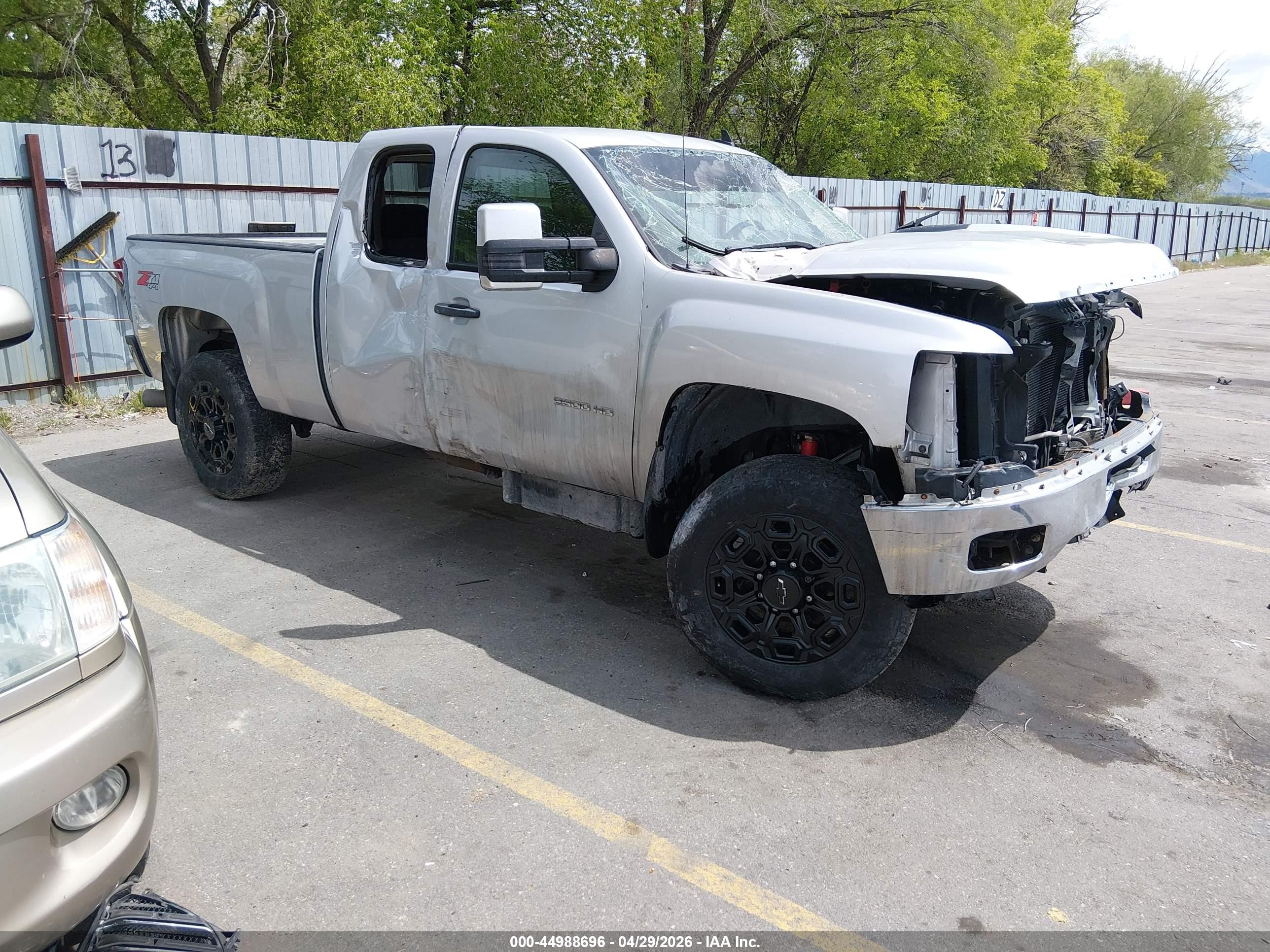 2012 Chevrolet Silverado 2500HD LT, VIN 1GC2KXE89CZ233031 — Front end