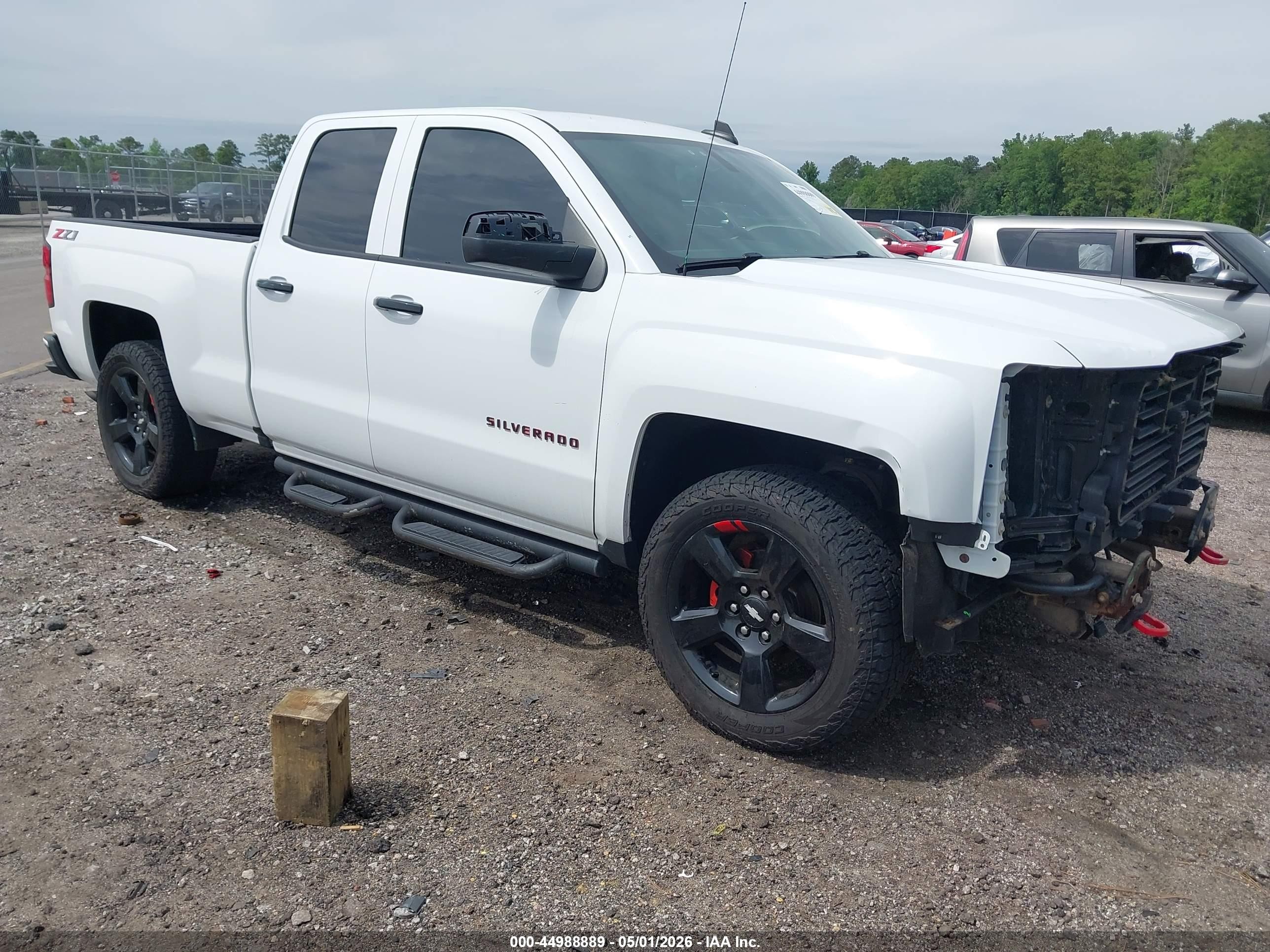 2018 Chevrolet Silverado 1500 LT, VIN 1GCVKRECXJZ365550 — Front end