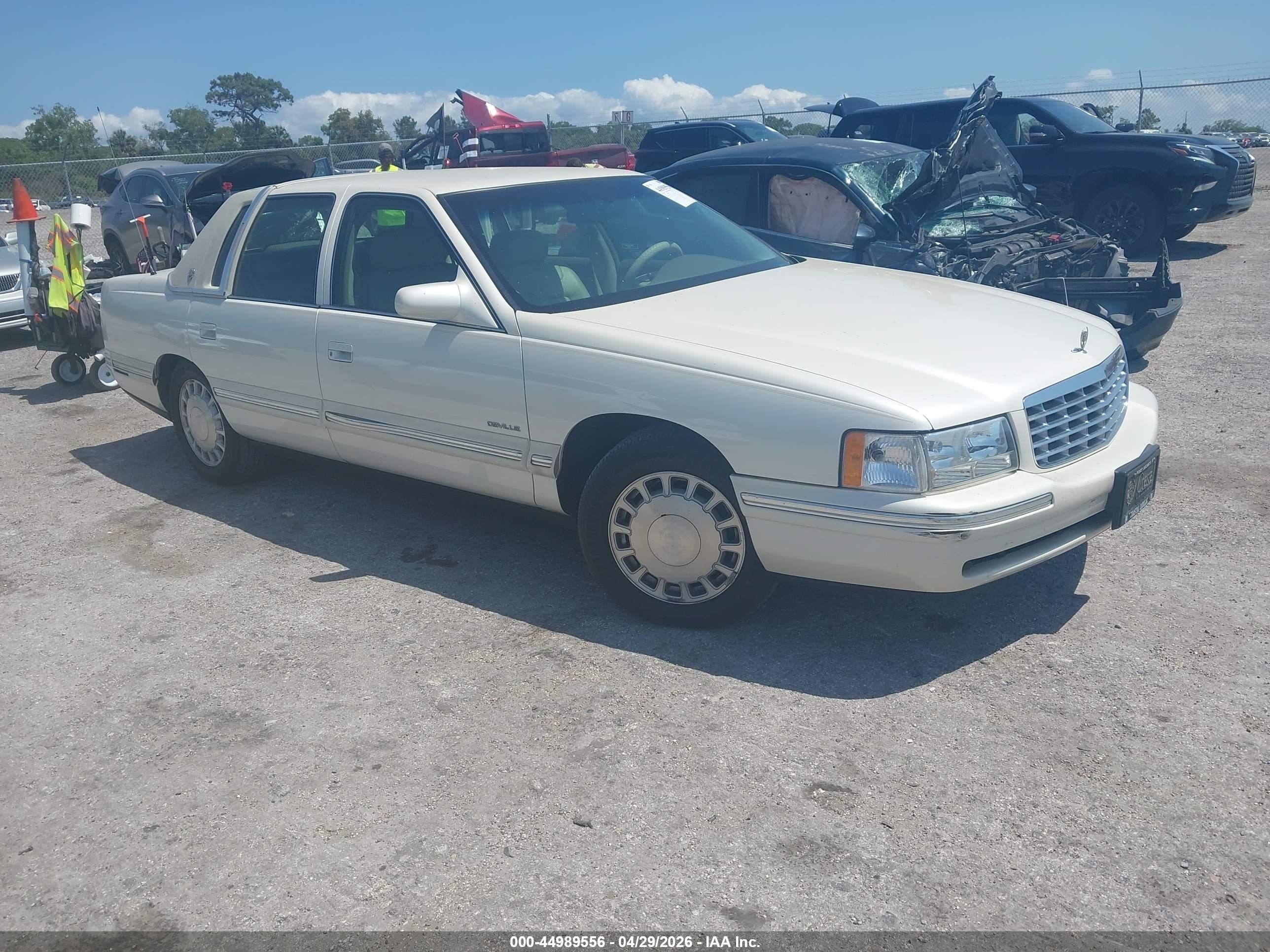 1998 Cadillac DeVille, VIN 1G6KD54YXWU776411 — Normal wear