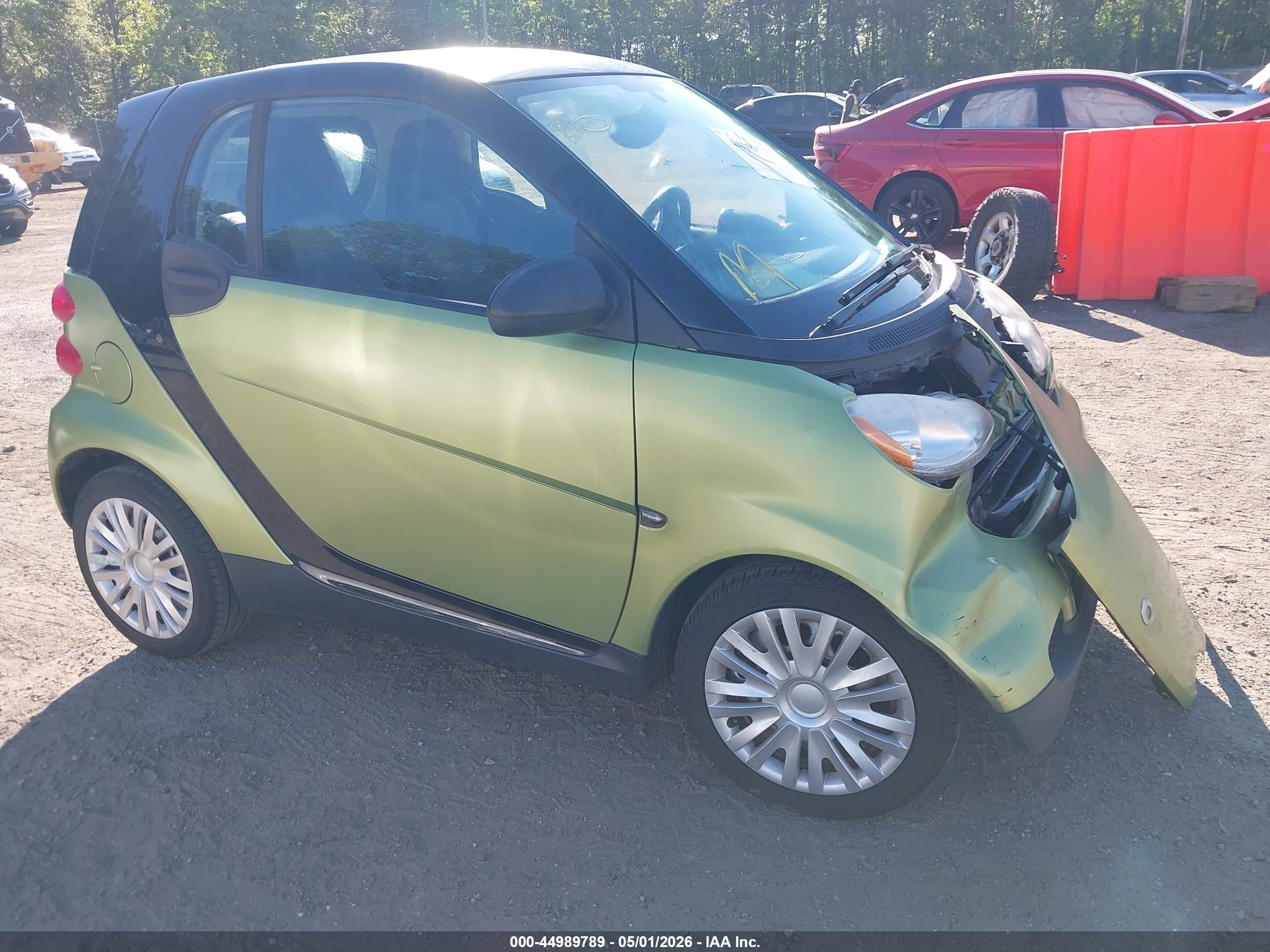 2011 Smart fortwo Pure, VIN WMEEJ3BA7BK431745 — Front end