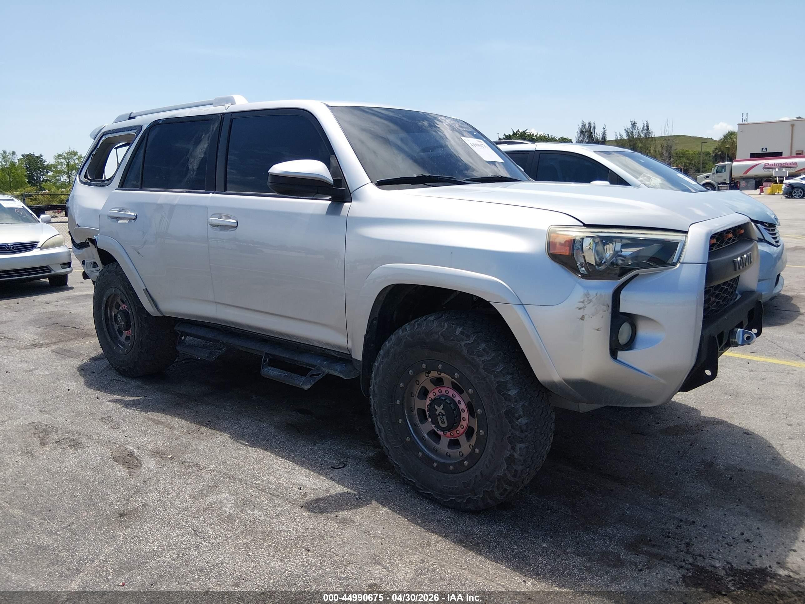 2018 Toyota 4Runner SR5, VIN JTEZU5JR9J5176485 — Rear end