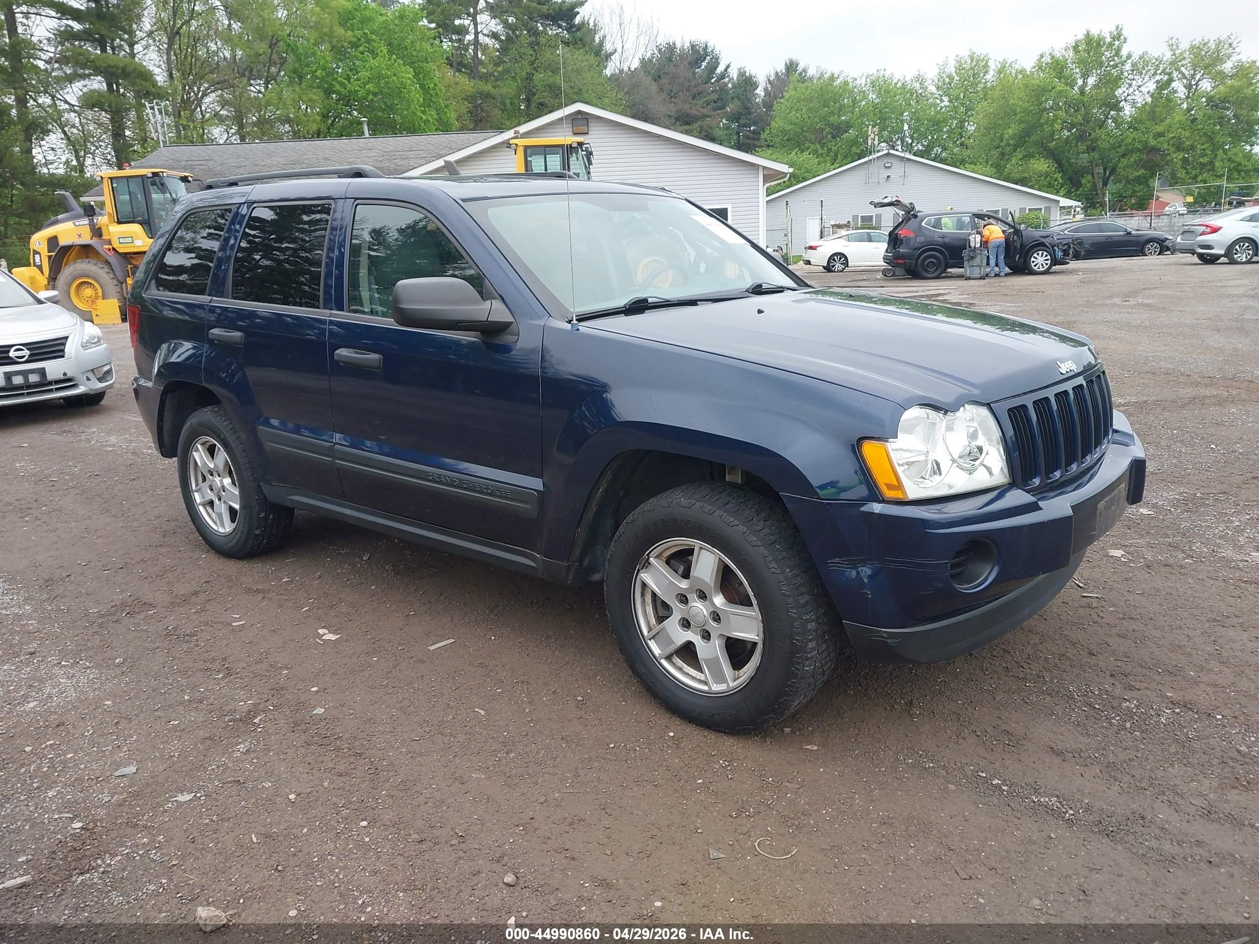 2005 Jeep Grand Cherokee Laredo, VIN 1J4GR48K65C689219 — Front end