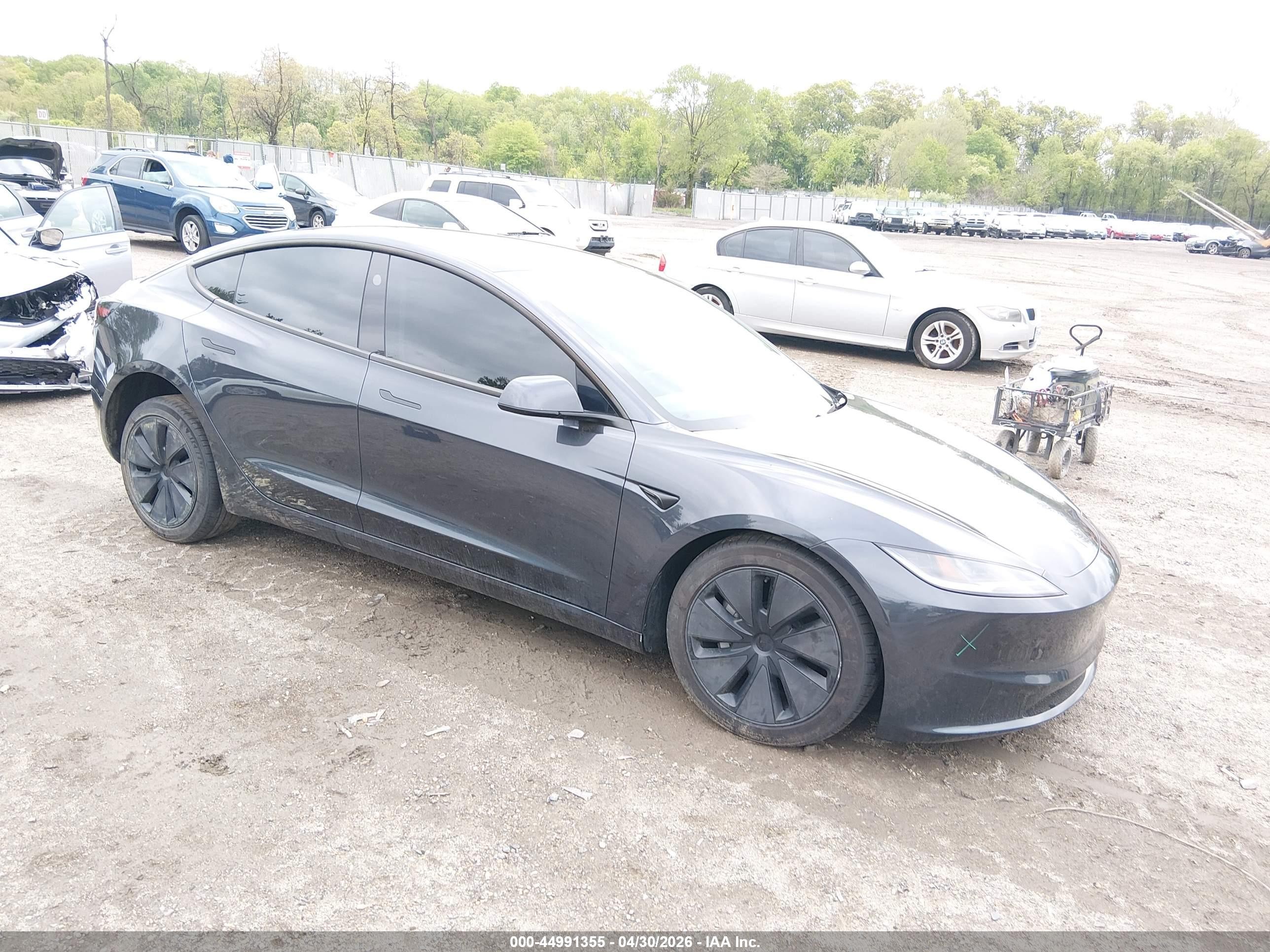 2025 Tesla Model 3 Long Range, VIN 5YJ3E1EA4SF989799 — Бок