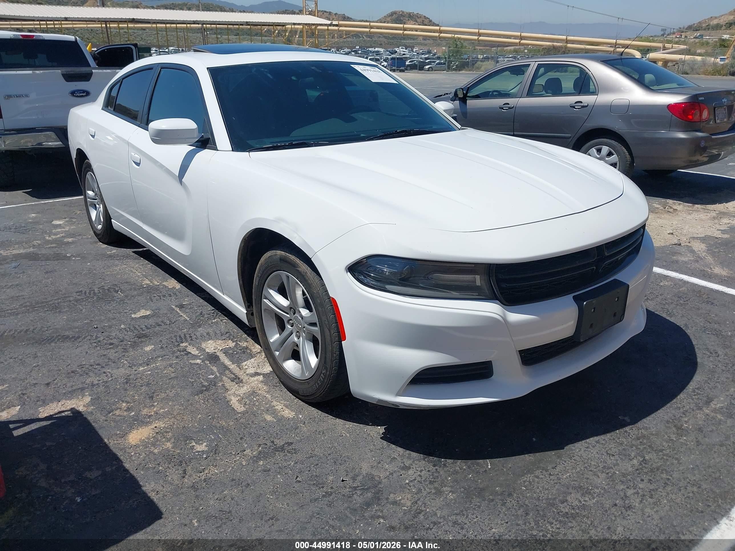2019 Dodge Charger SXT, VIN 2C3CDXBG0KH657081 — Front end
