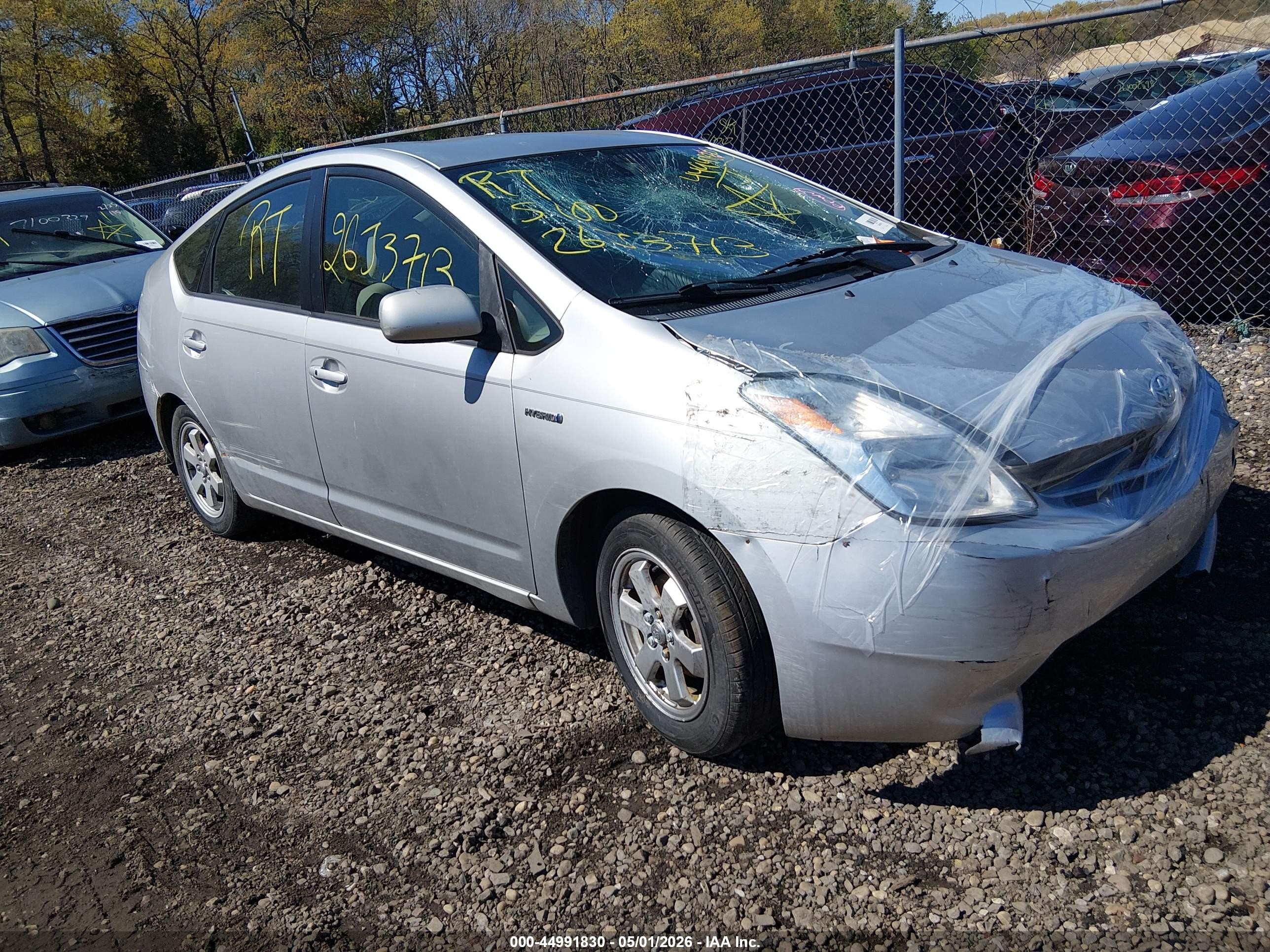 2004 Toyota Prius, VIN JTDKB20U040050226 — Front end