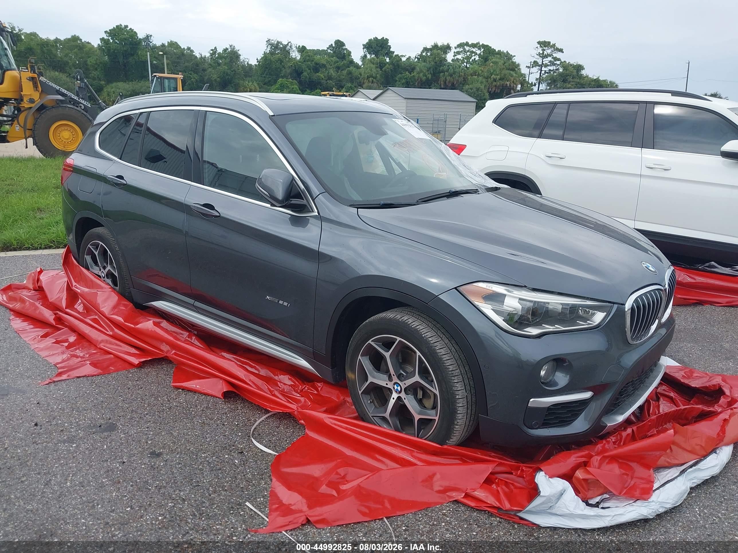 2017 BMW X1 xDrive28i, VIN WBXHT3C34H5F79502 — Бок