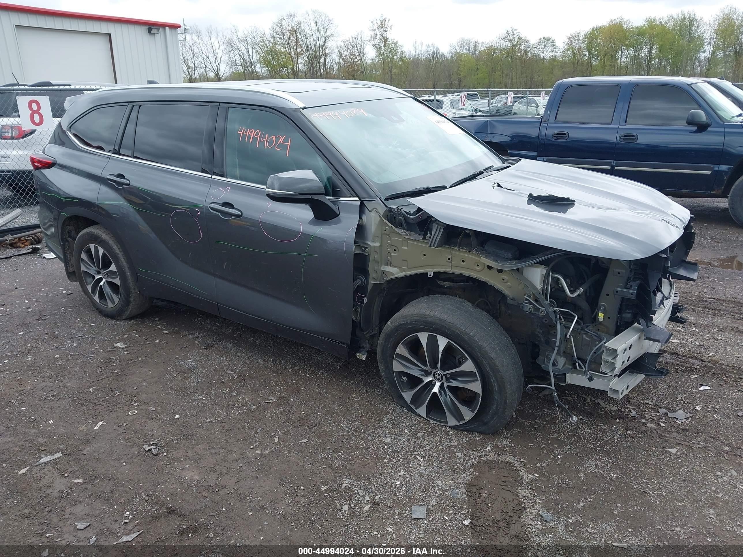 2020 Toyota Highlander XLE, VIN 5TDGZRBH2LS050136 — Front end