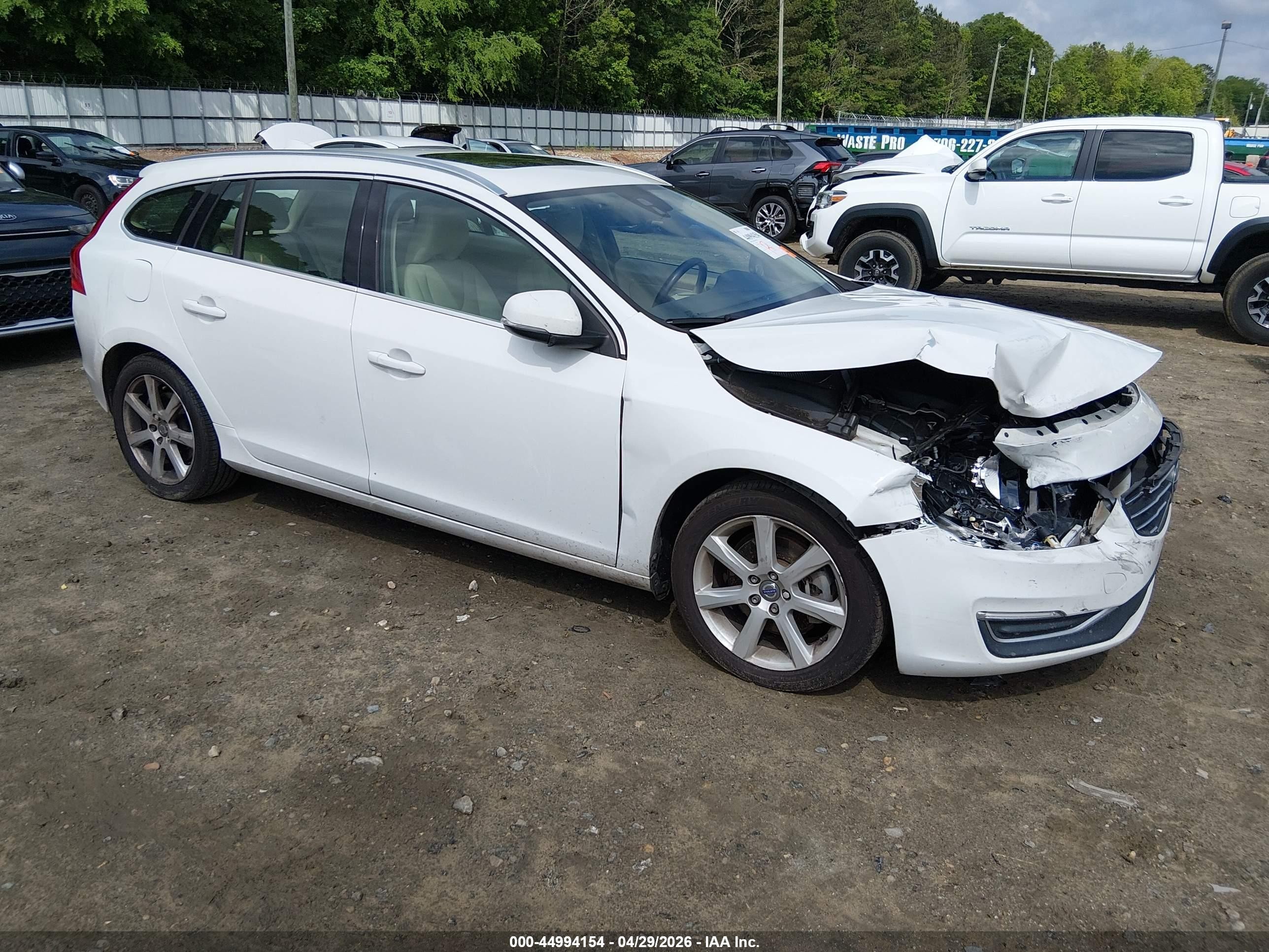 2016 Volvo V60 T5 Drive-E Premier, VIN YV140MEKXG1293052 — Front end