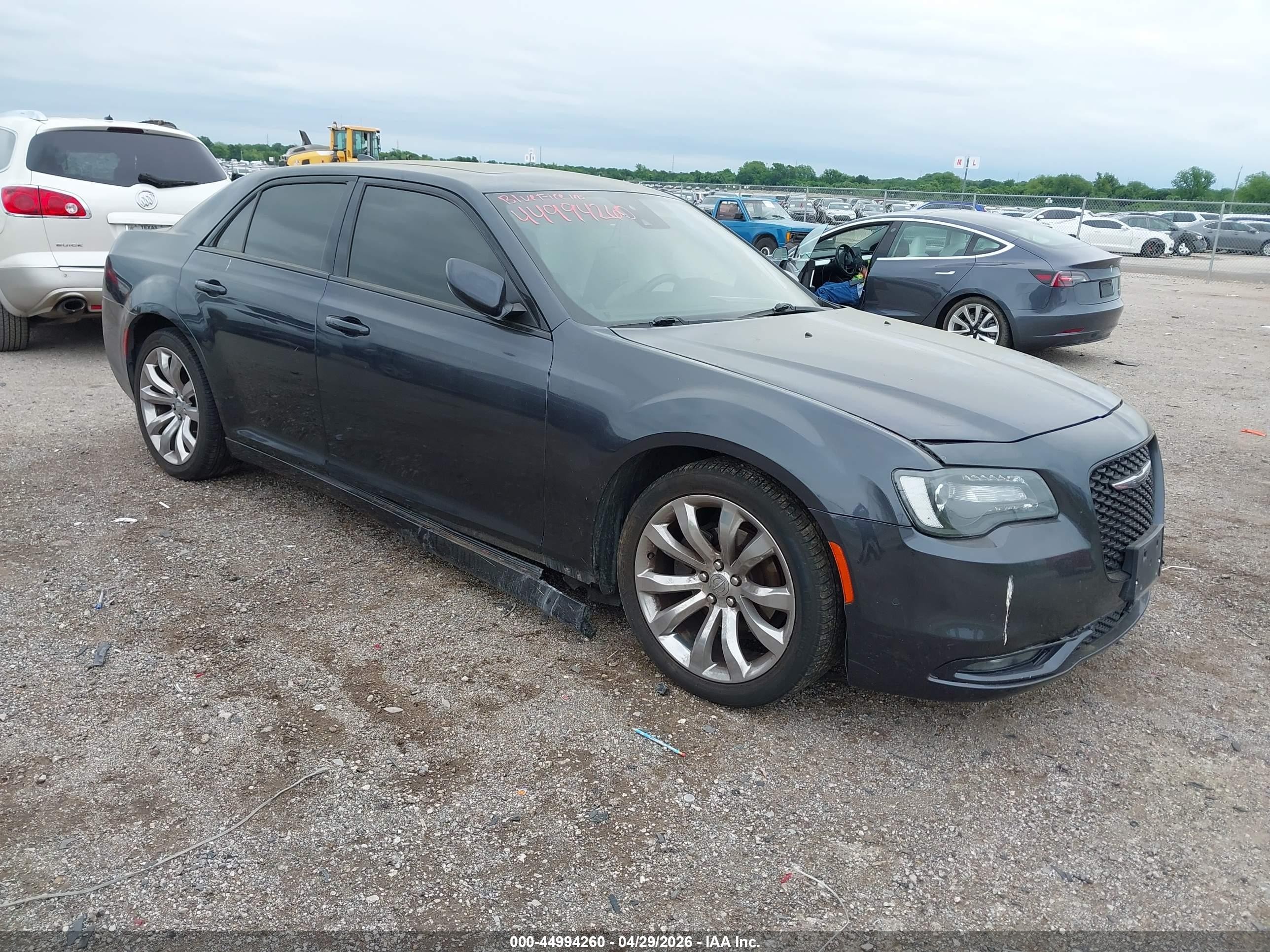 2018 Chrysler 300 S, VIN 2C3CCABG4JH261914 — Бок