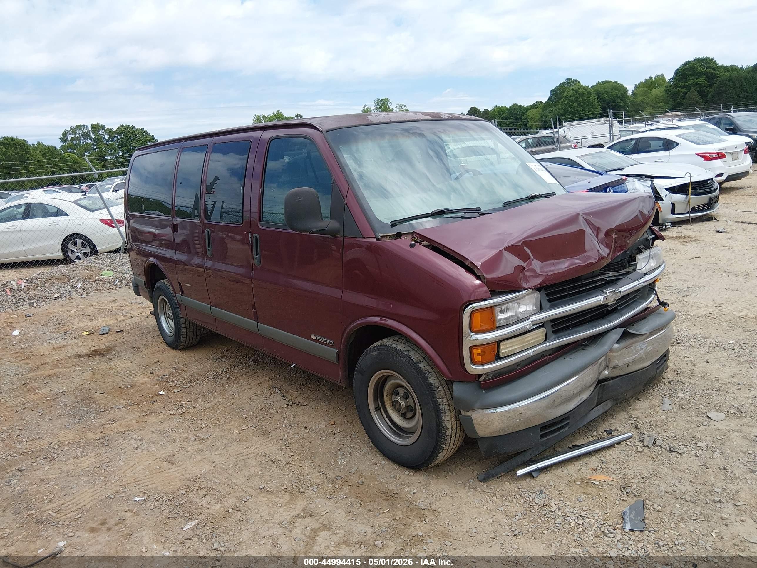 2000 Chevrolet Express, VIN 1GNFG15M0Y1158455 — Front end