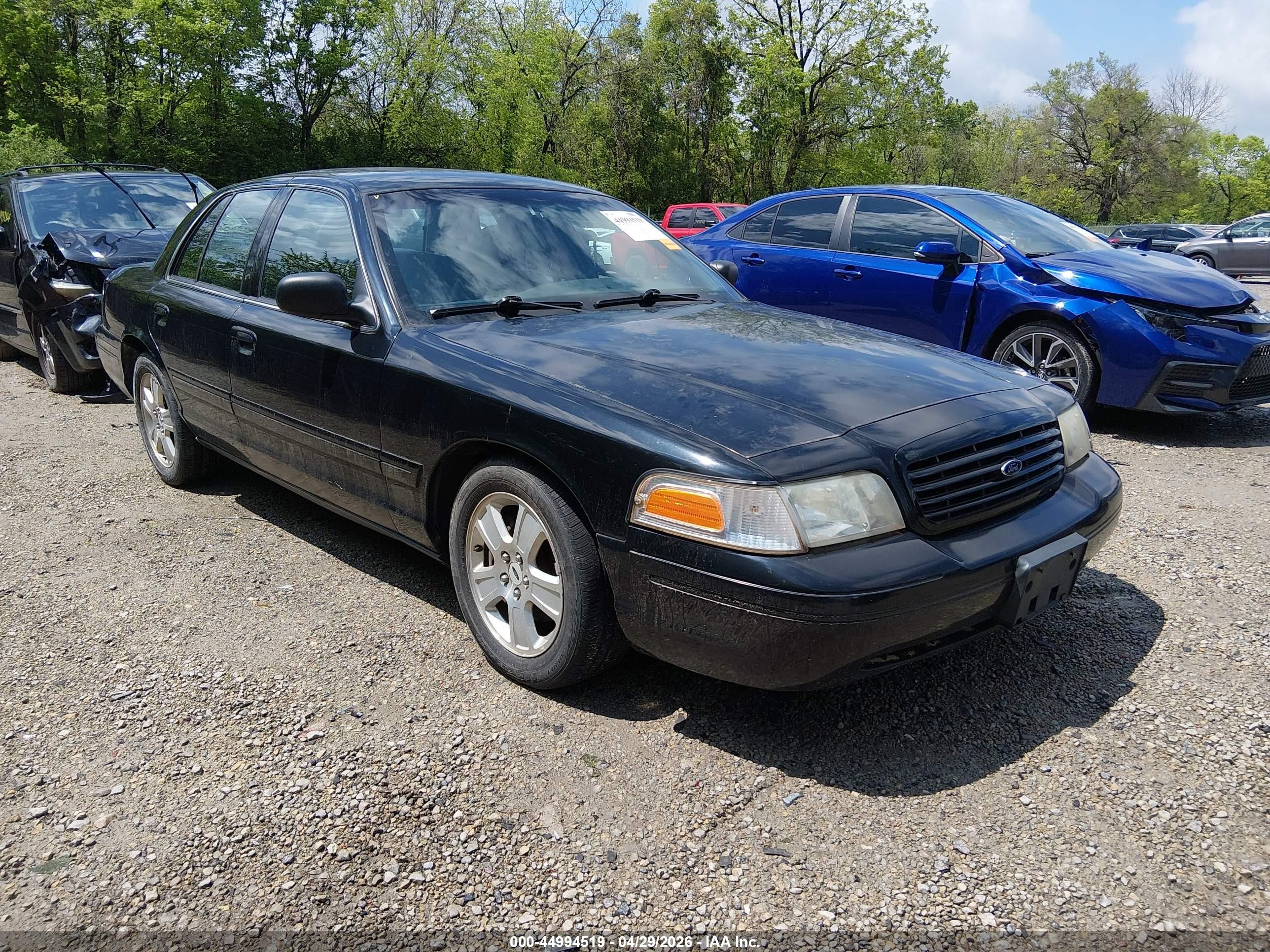 2004 Ford Crown Victoria LX, VIN 2FAFP74W24X152579 — Side