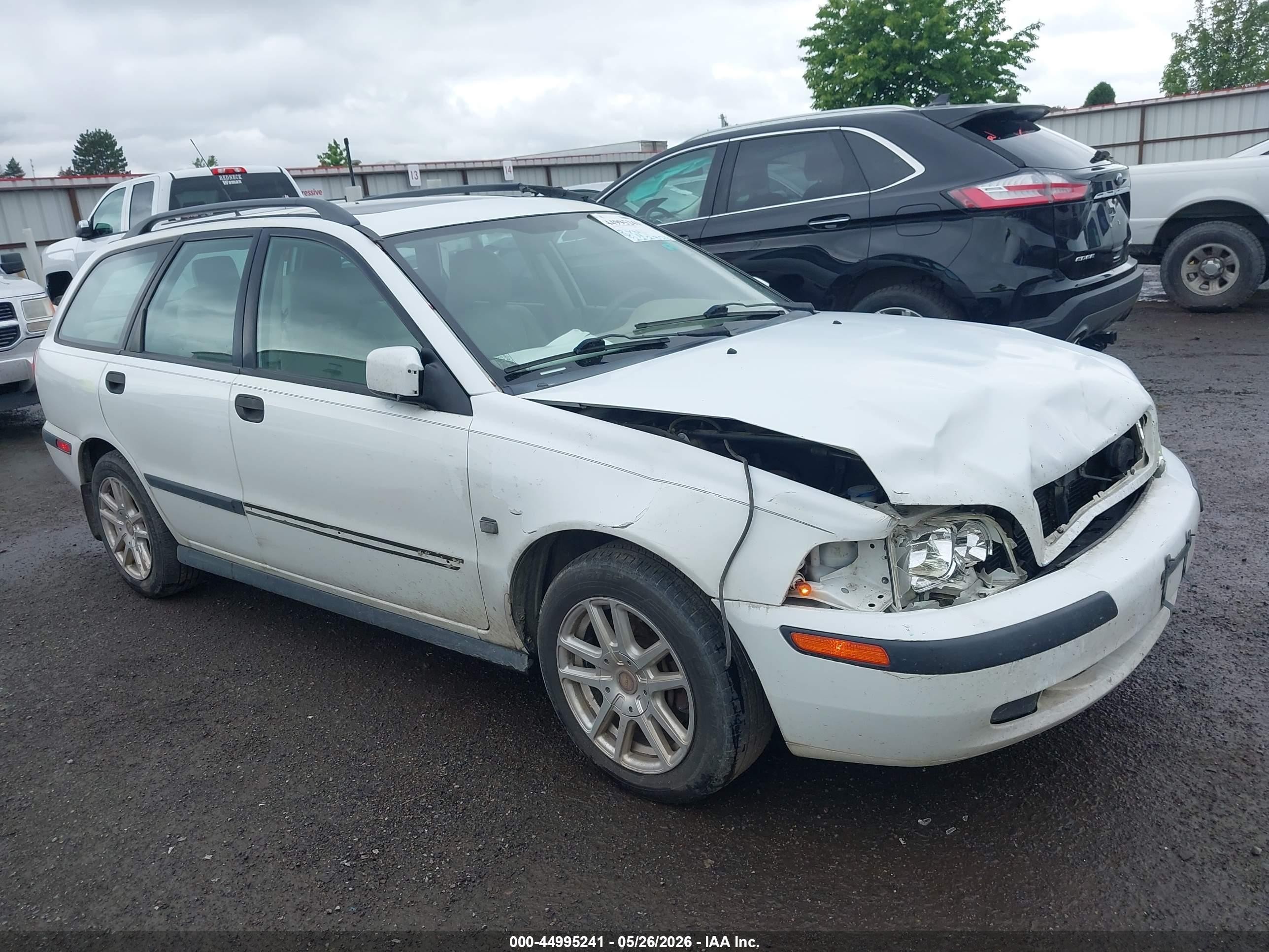 2002 Volvo V40, VIN YV1VW29552F868732 — Перед