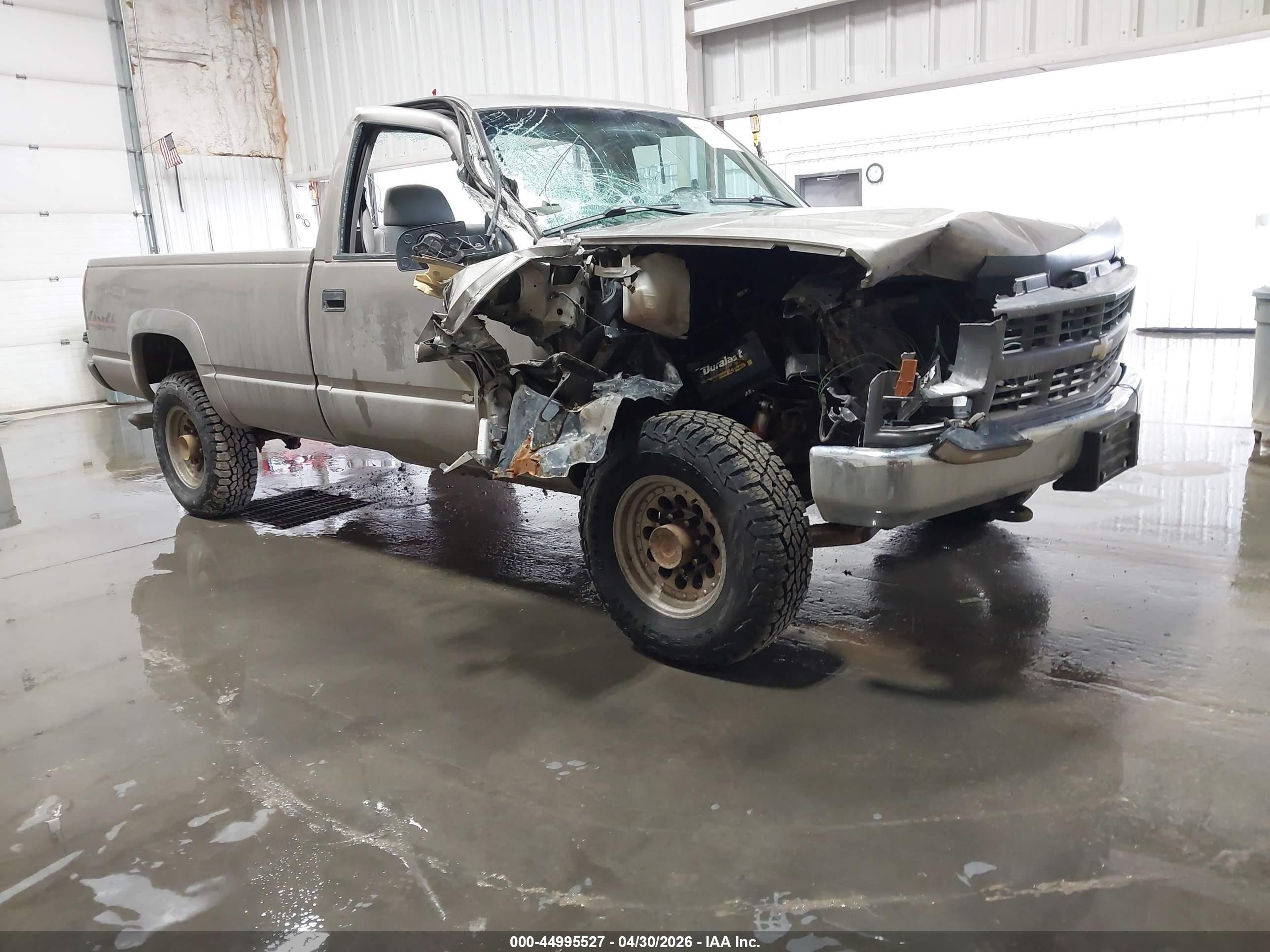 2000 Chevrolet Silverado 2500, VIN 1GCGK24R3YR172978 — Front end