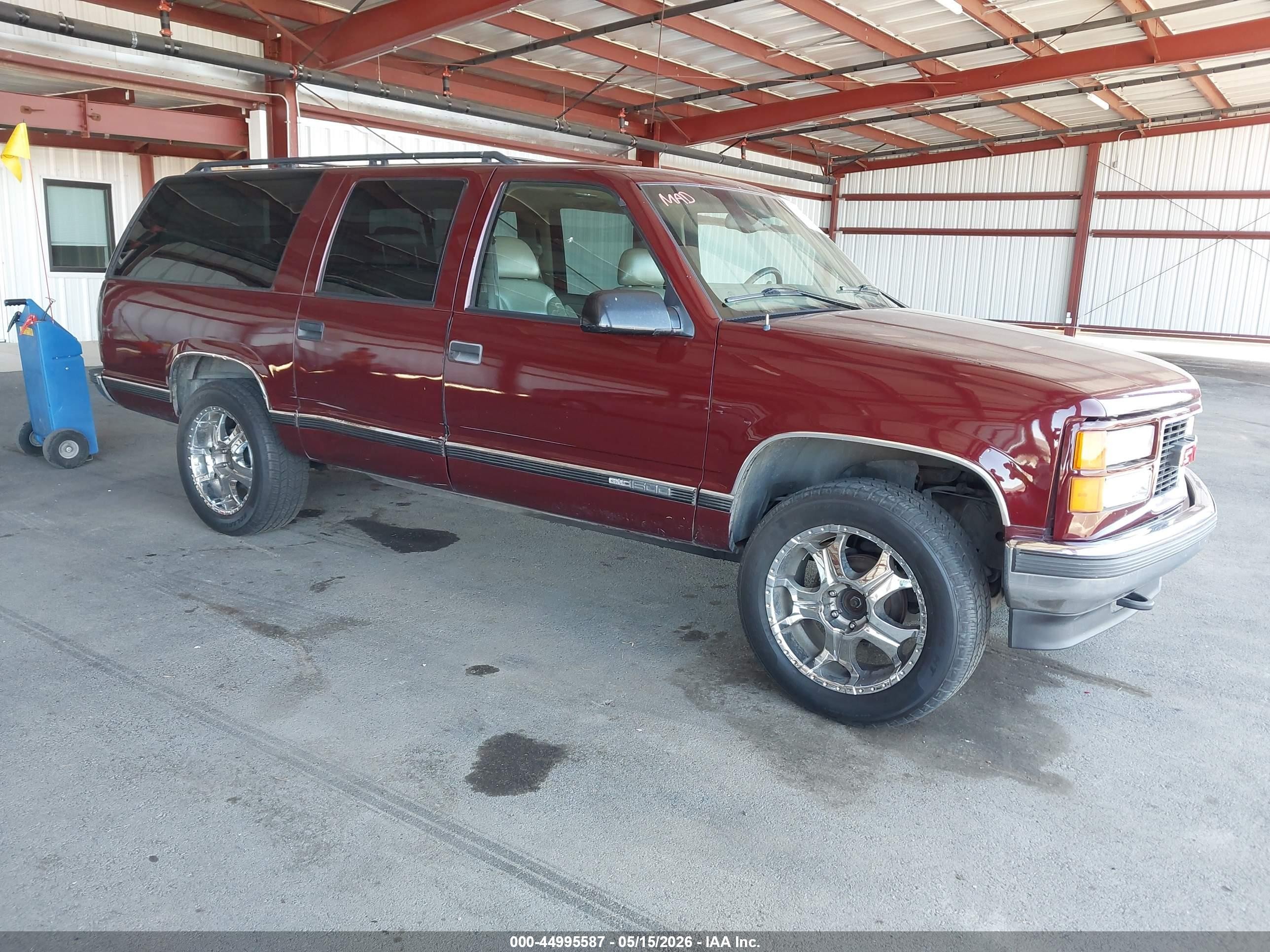 1998 GMC Suburban, VIN 3GKFK16R5WG501930 — Side