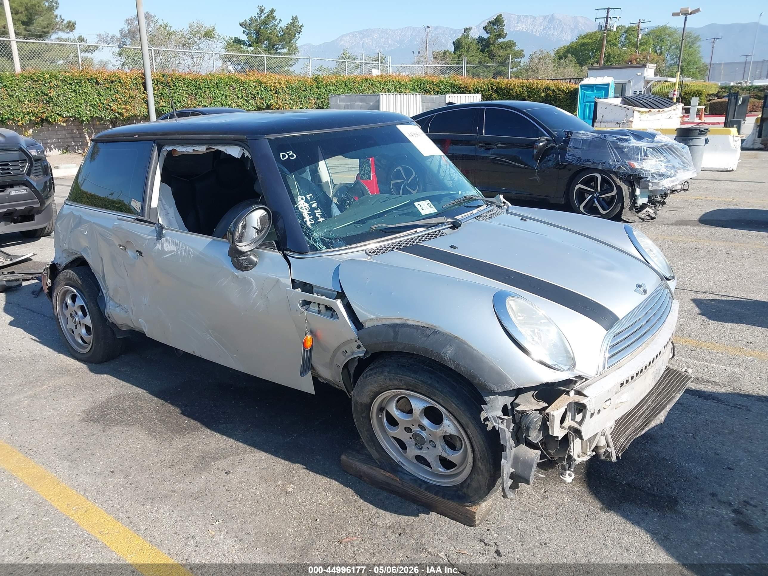 2003 MINI Hardtop, VIN WMWRC33443TE16764 — Бок