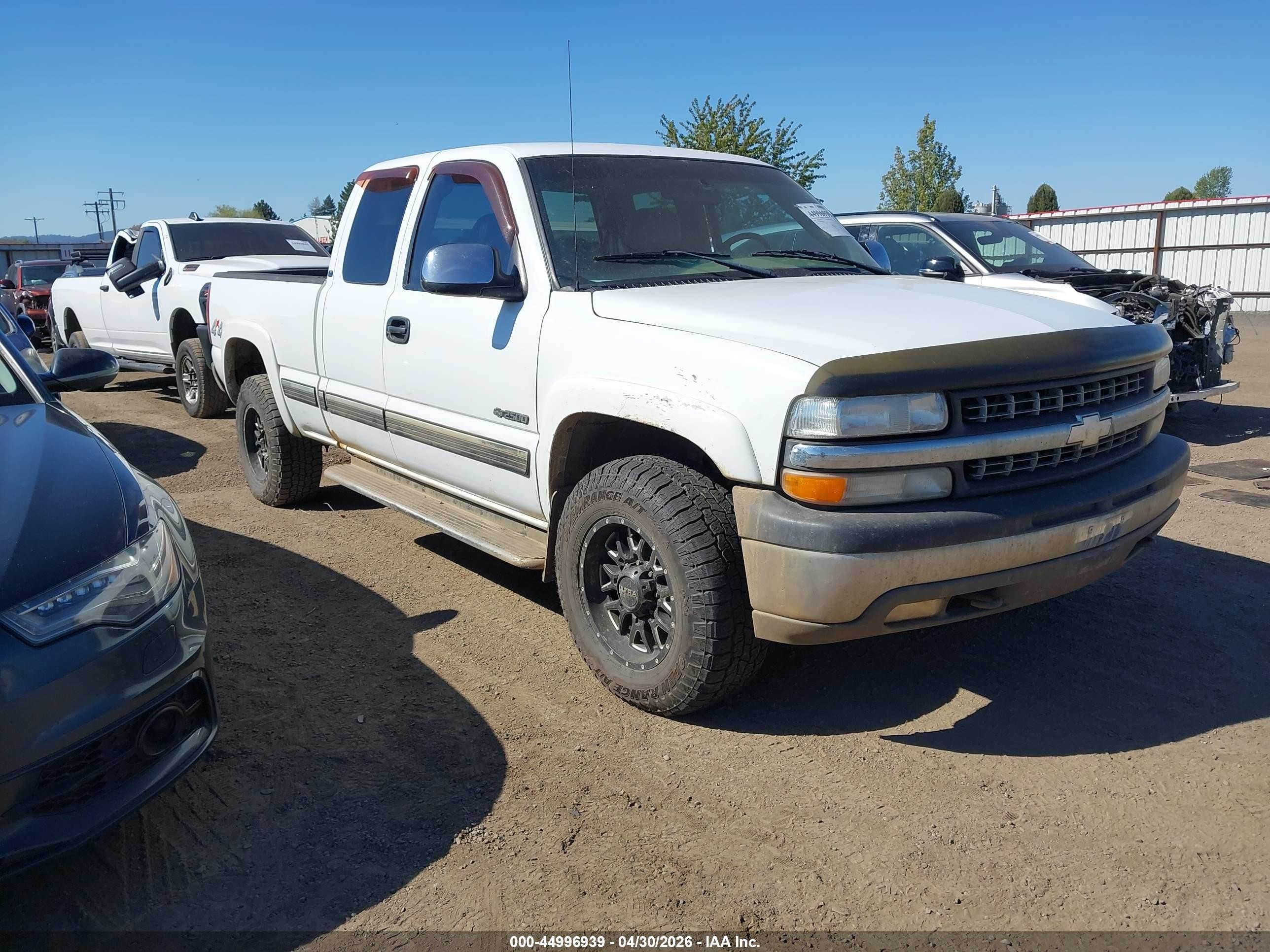 2000 Chevrolet Silverado 2500 LS, VIN 1GCGK29U0YE237659 — Undercarriage
