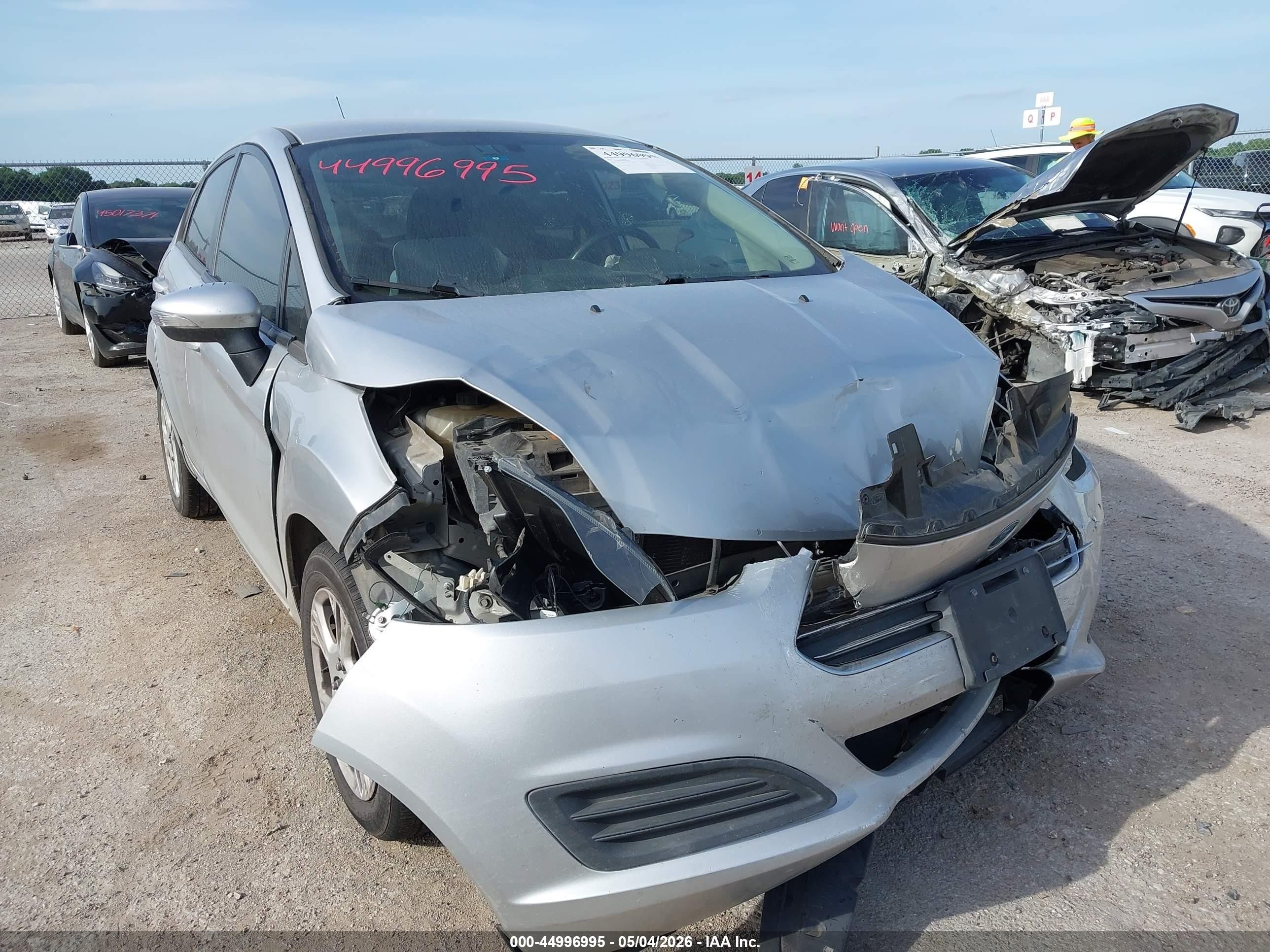 2014 Ford Fiesta SE, VIN 3FADP4EJ5EM154560 — Front end