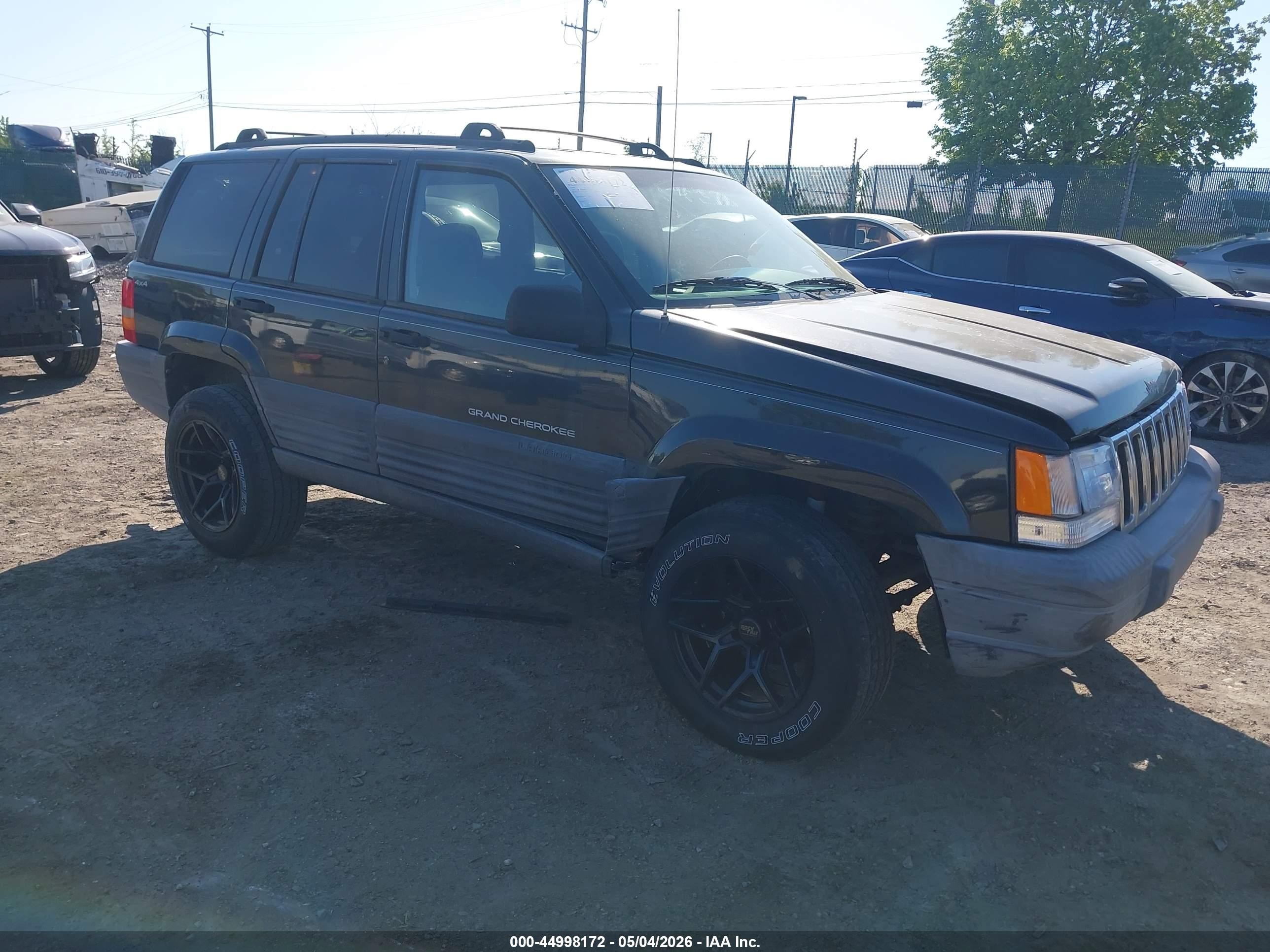 1998 Jeep Grand Cherokee Laredo, VIN 1J4GZ58S8WC195077 — Side