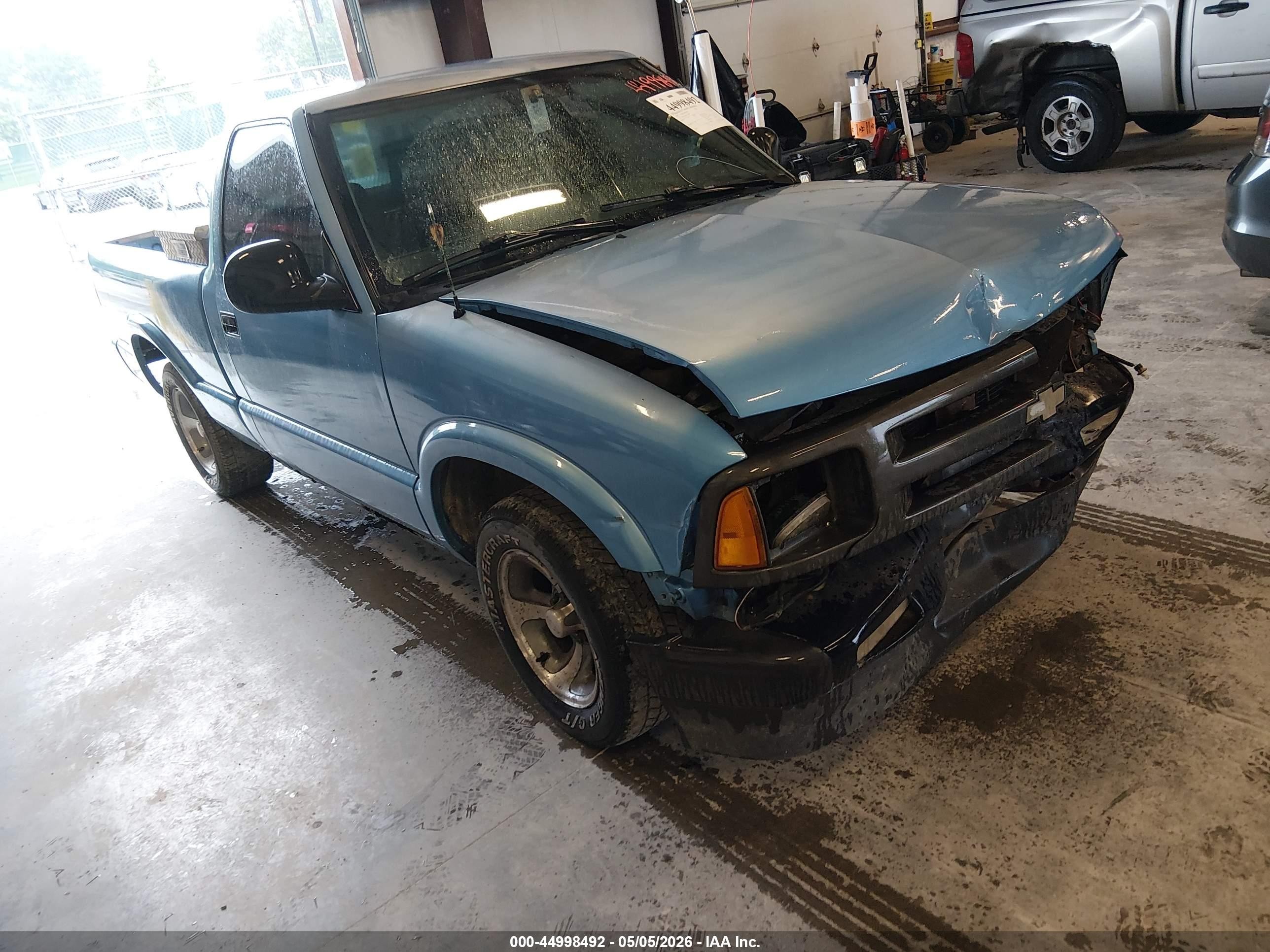 1997 Chevrolet S-10 LS, VIN 1GCCS1444VK174899 — Front end