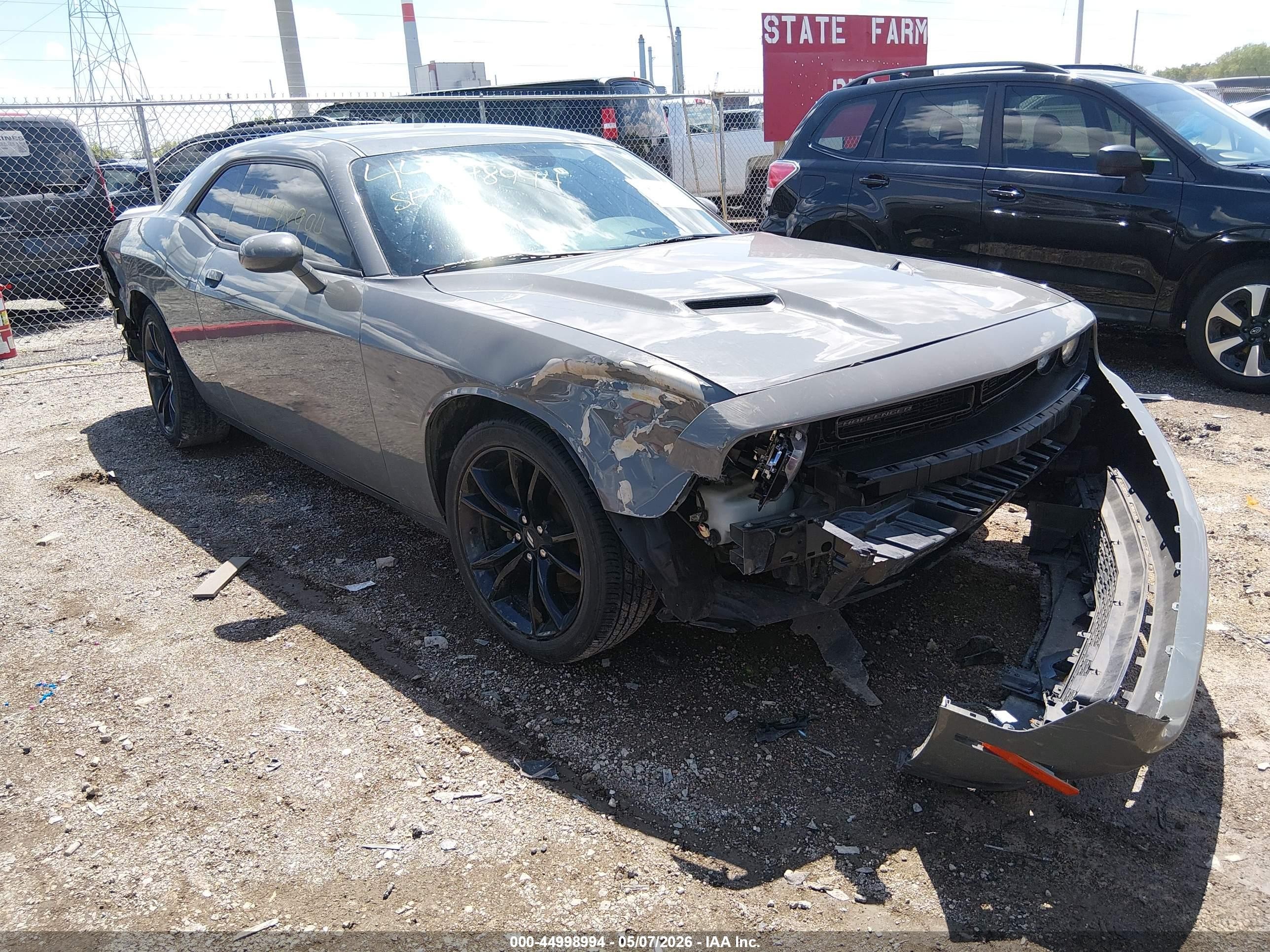 2017 Dodge Challenger SXT, VIN 2C3CDZAGXHH613904 — Front end