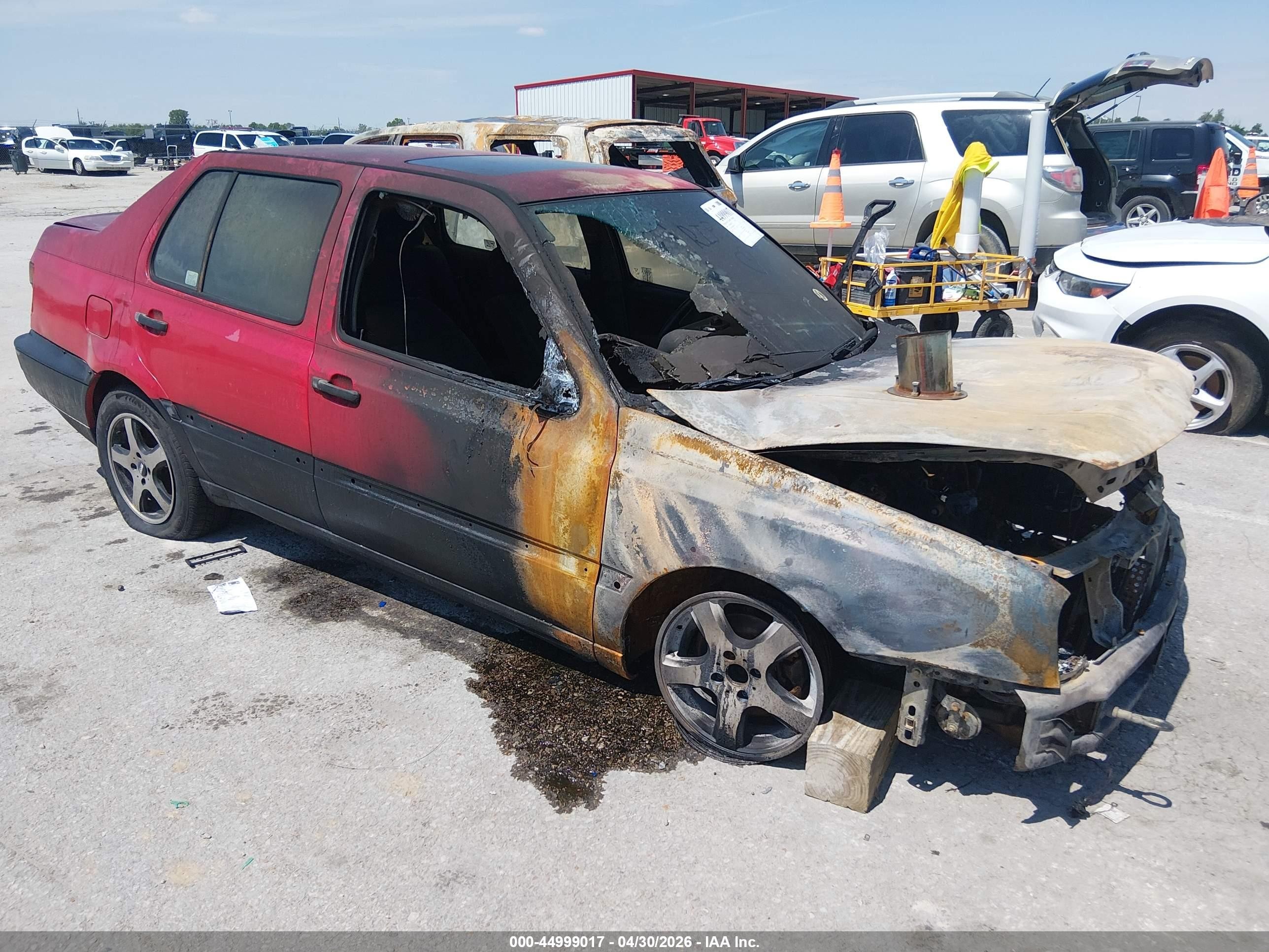 1998 Volkswagen Jetta TDI, VIN 3VWRF81HXWM243200 — Пожар в моторном отсеке