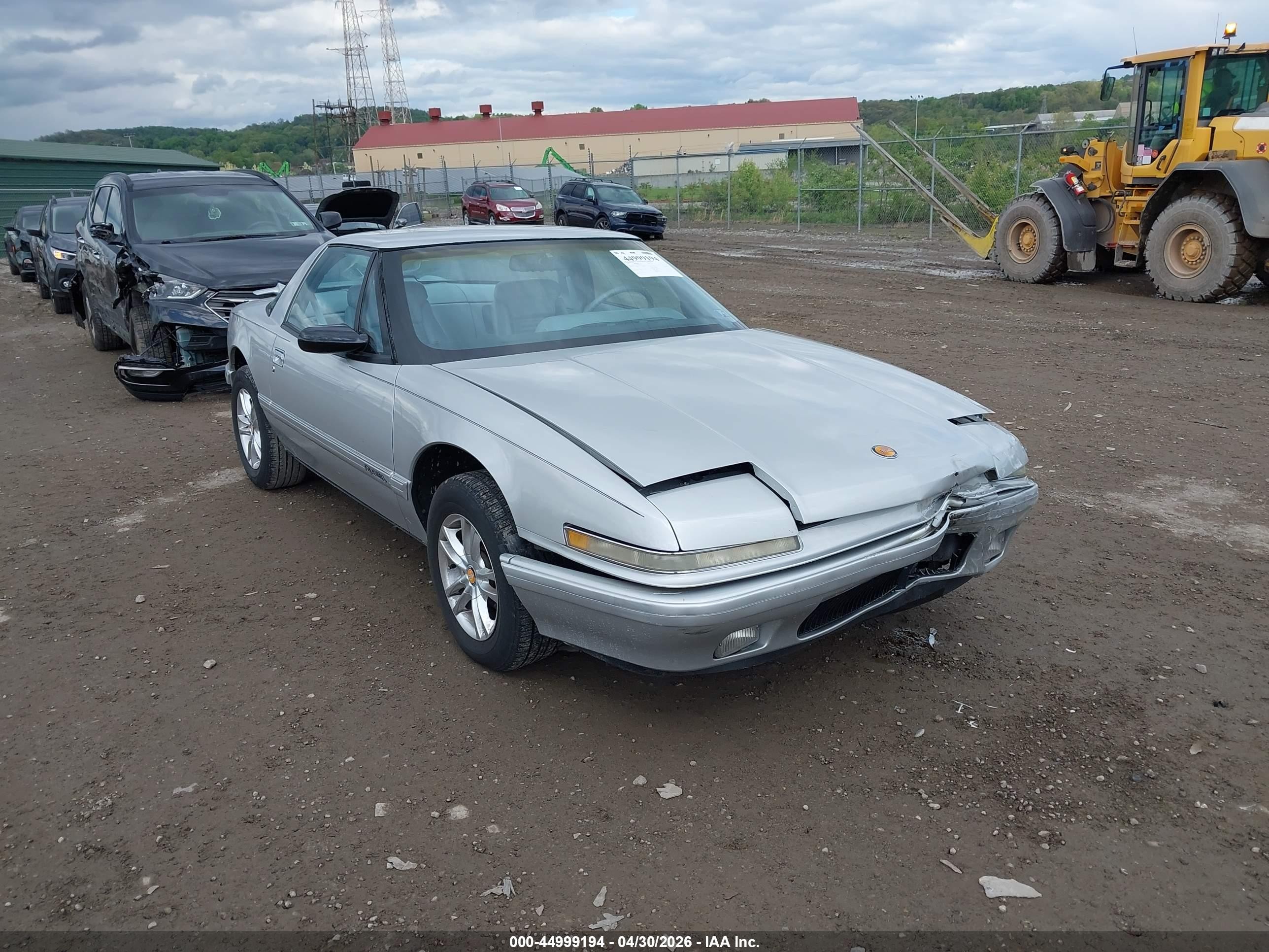 1990 Buick Reatta, VIN 1G4EC13C1LB906767 — Front end