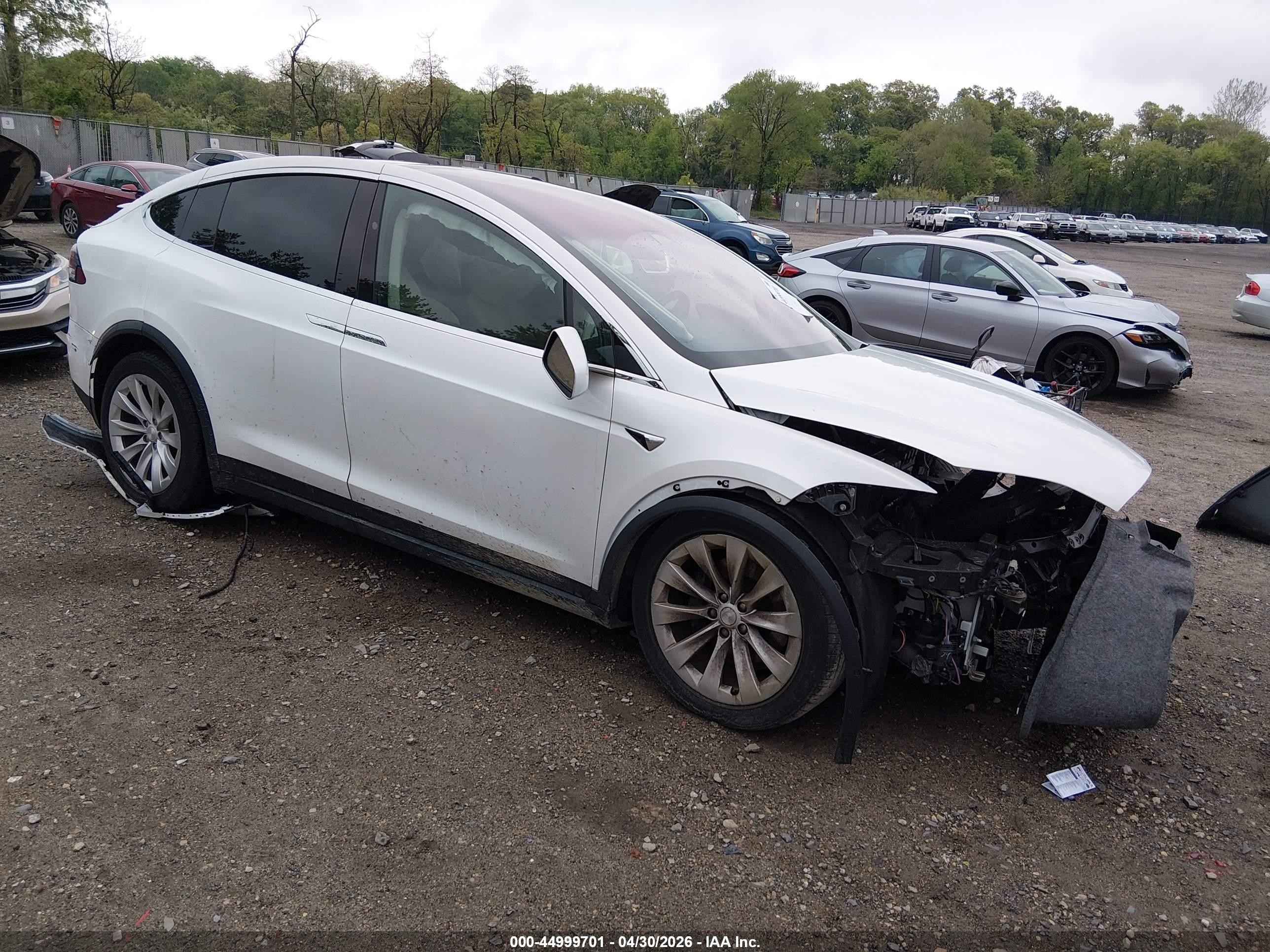 2019 Tesla Model X 75D, VIN 5YJXCDE29KF163404 — Front end