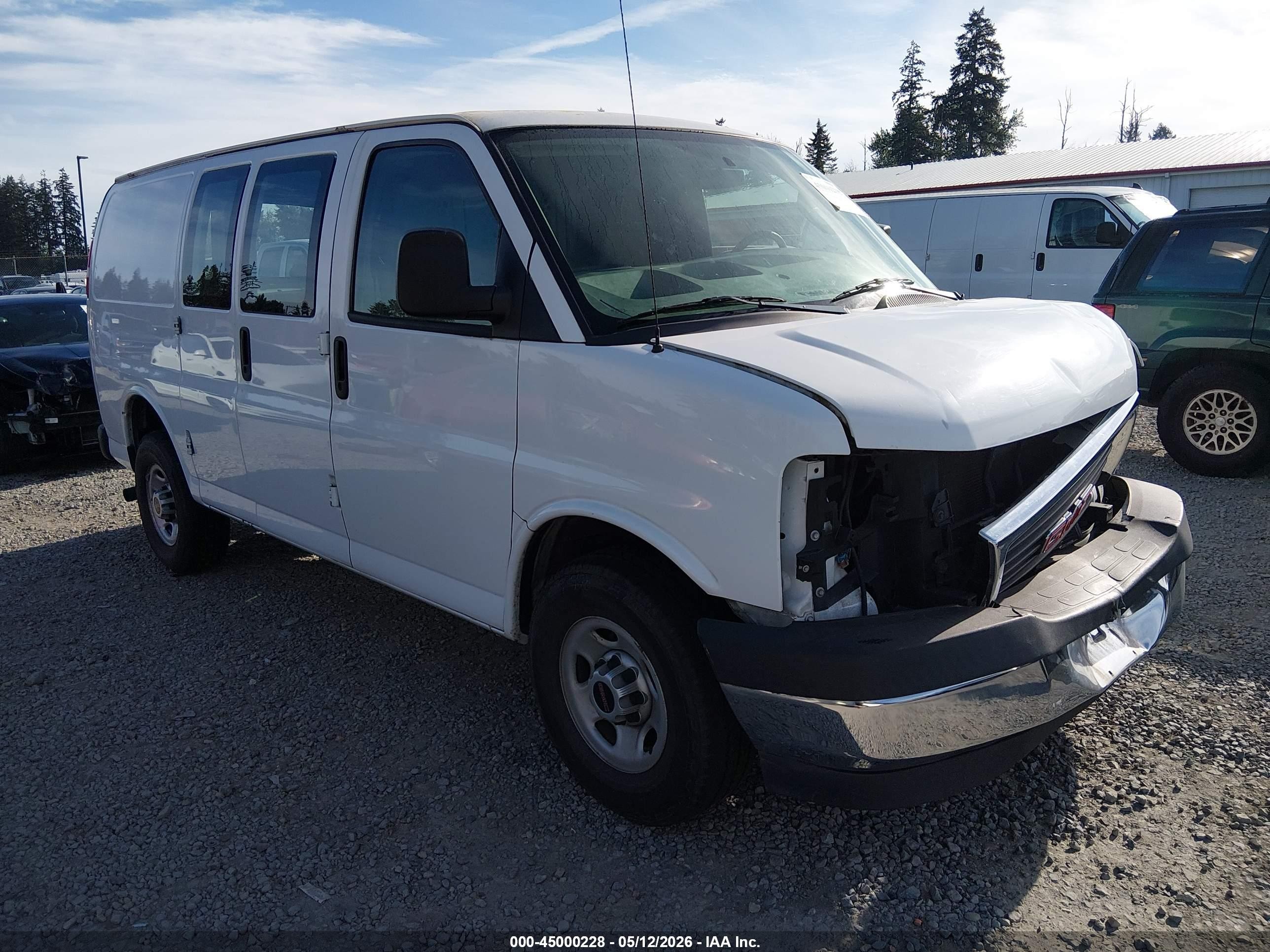 2017 GMC Savana Cargo, VIN 1GTW7AFFXH1906668 — Front end