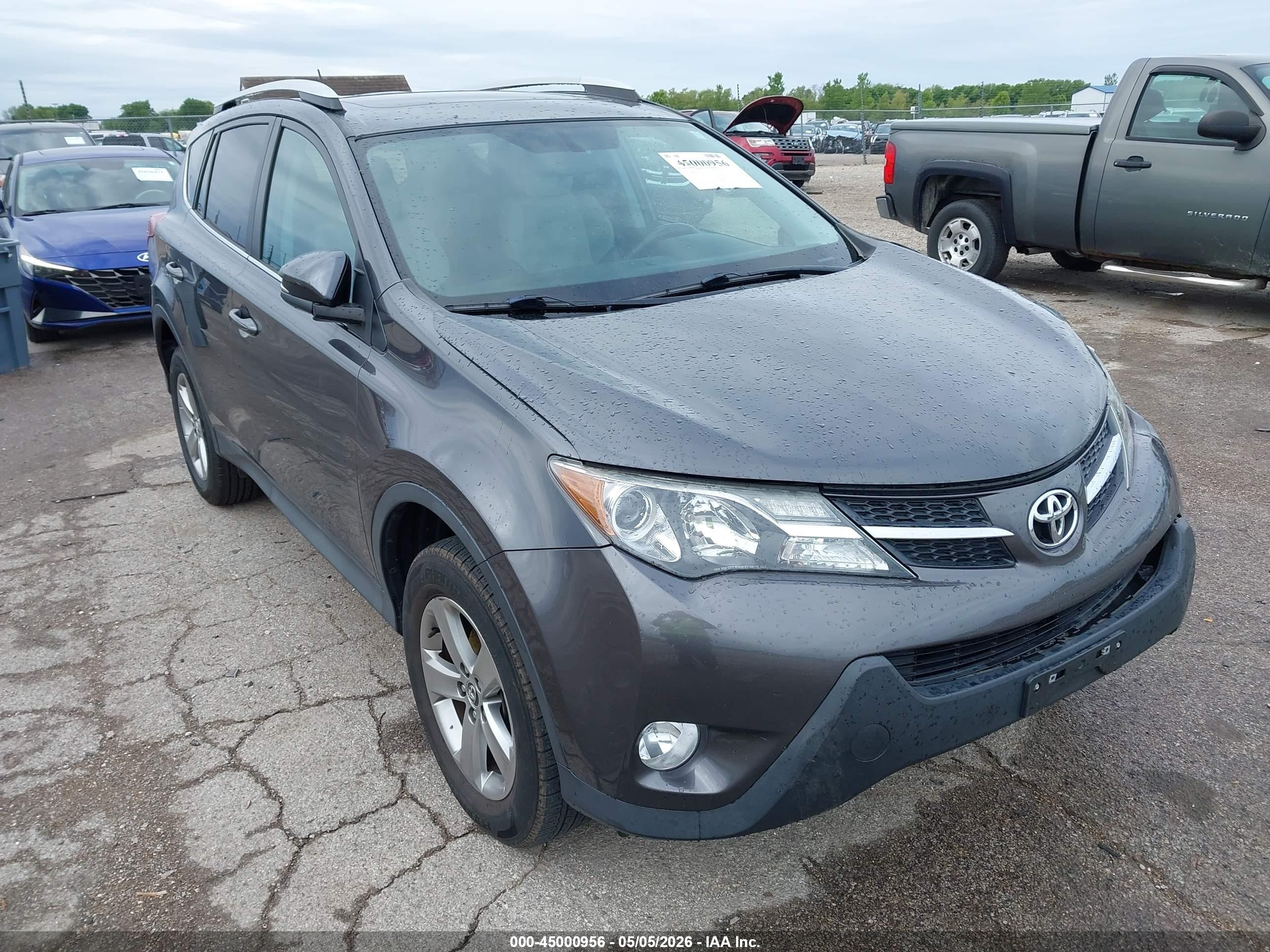 2014 Toyota RAV4 XLE, VIN 2T3WFREV1EW098265 — Front end
