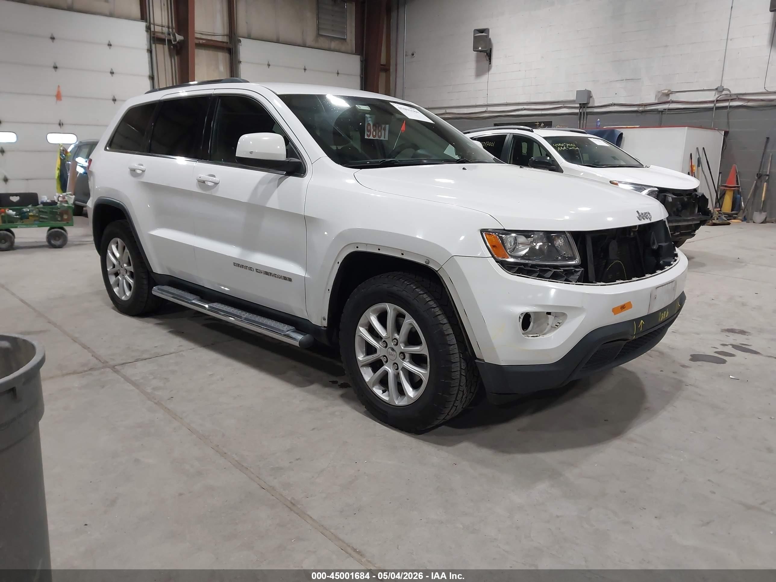 2014 Jeep Grand Cherokee Laredo, VIN 1C4RJEAG9EC263493 — Front end