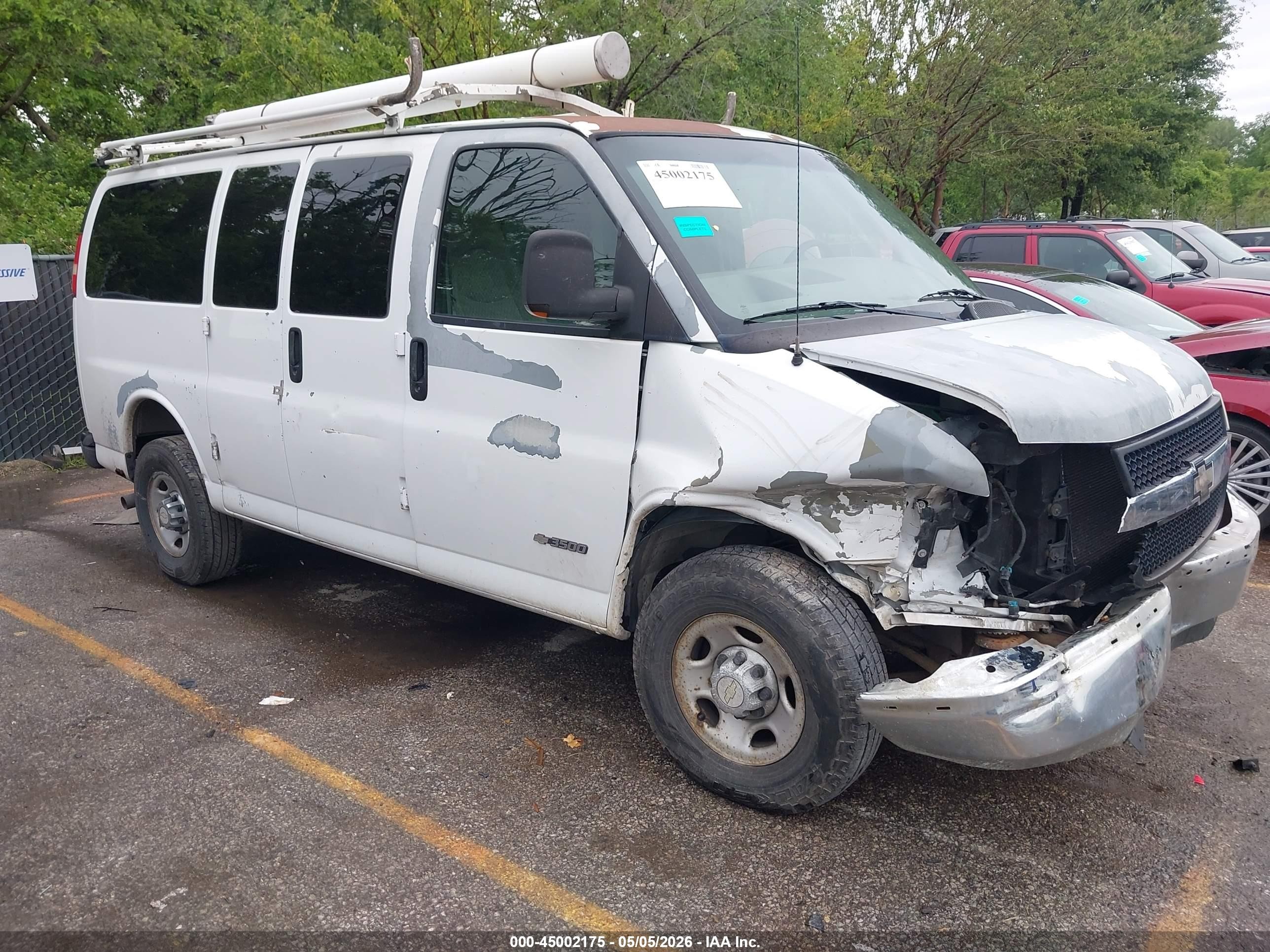2006 Chevrolet Express Passenger, VIN 1GAHG35U161200294 — Front end