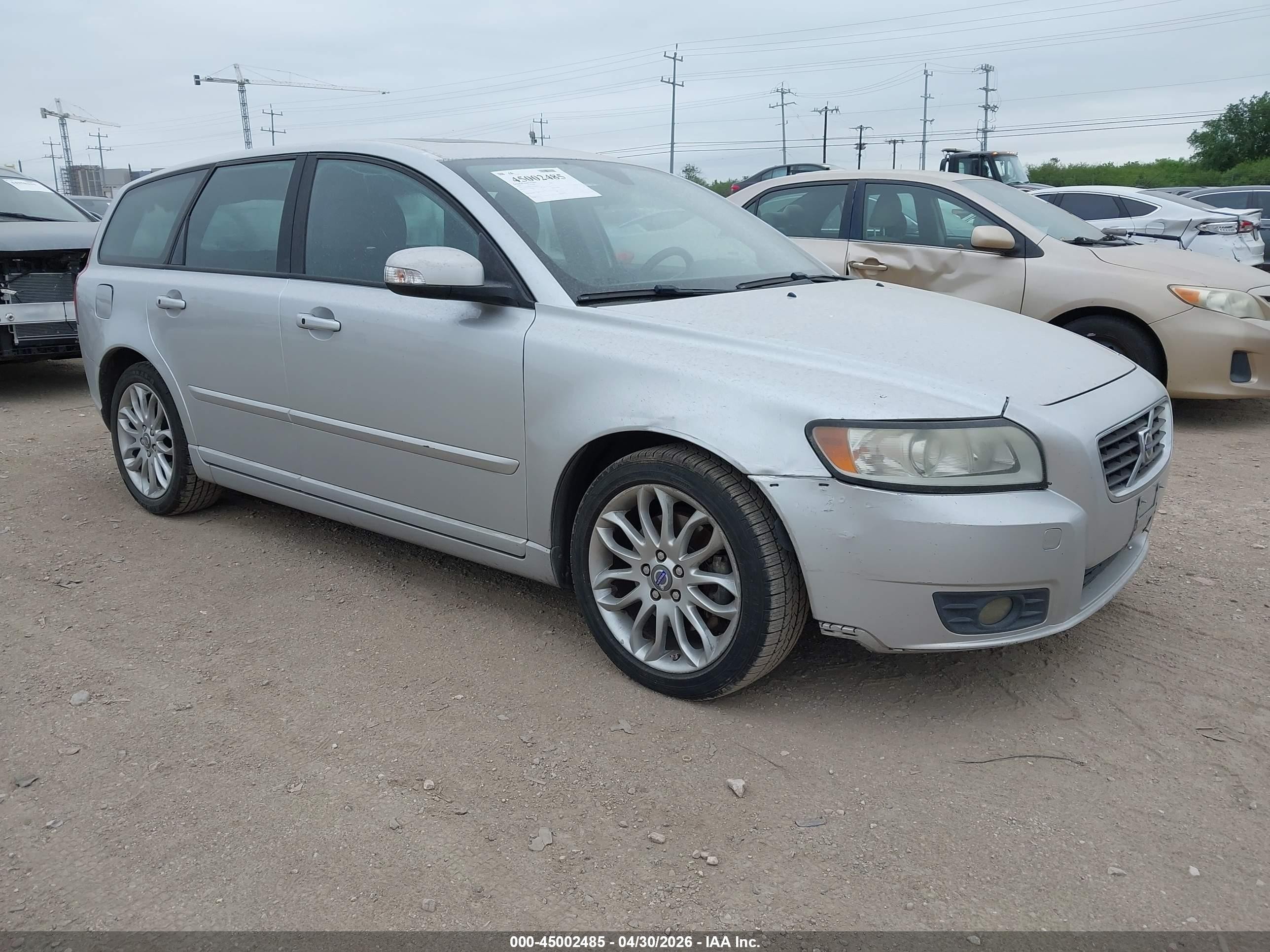 2010 Volvo V50, VIN YV1382MW3A2568405 — Front end
